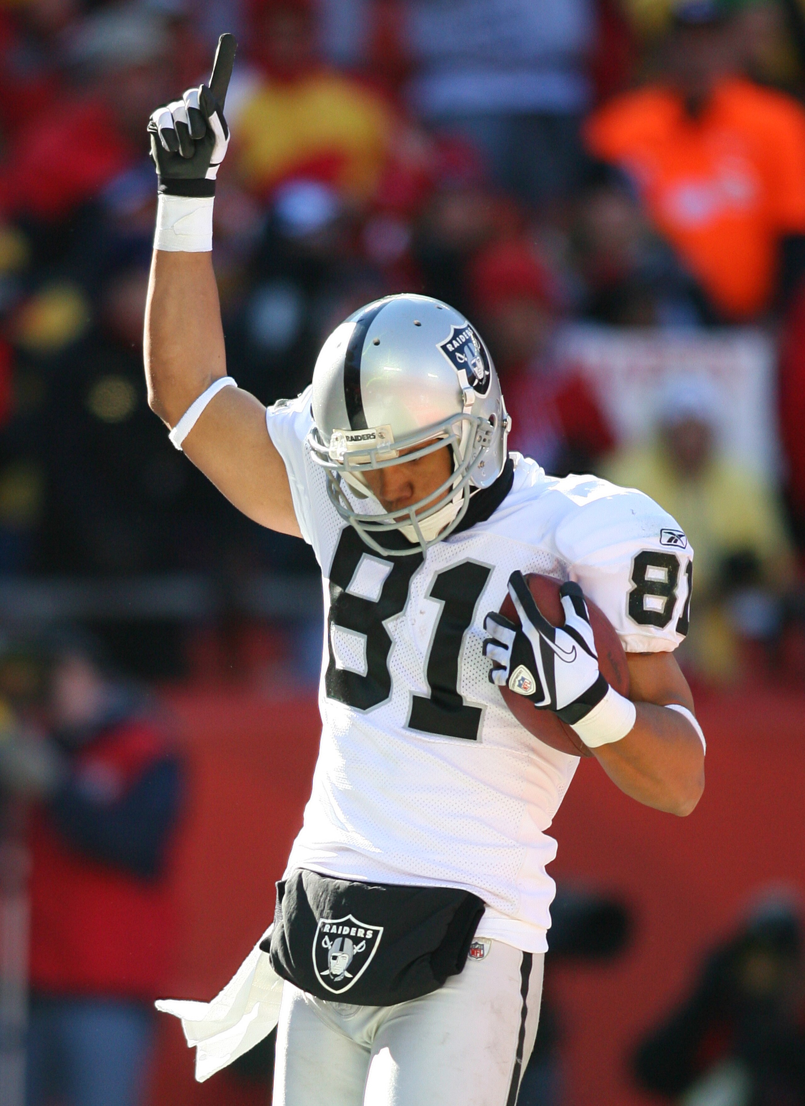 KANSAS CITY, MO - JANUARY 02:  Wide receiver Chaz Schilens #81 of the Oakland Raiders celebrates after a touchdown in a game against the Kansas City Chiefs at Arrowhead Stadium on January 2, 2011 in Kansas City, Missouri.  (Photo by Tim Umphrey/Getty Imag