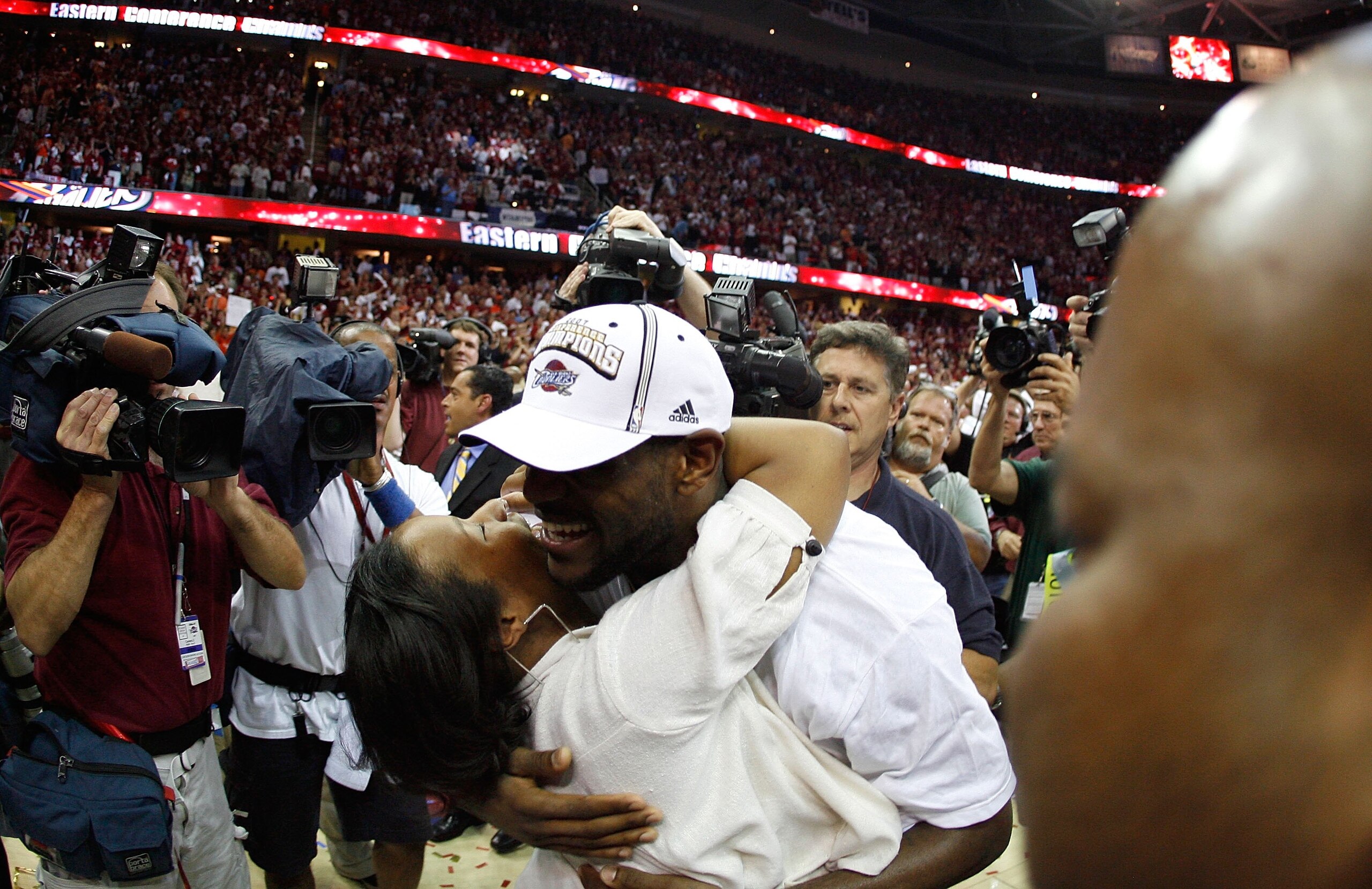 CLEVELAND - JUNE 02: LeBron James #23 of the Cleveland Cavaliers celebrates with his girlfried, Savannah Brinson, after the Cavs defeated the Detroit Pistons 98-82 in Game Six of the Eastern Conference Finals during the 2007 NBA Playoffs on June 2, 2007 CLEVELAND - JUNE 02: LeBron James #23 of the Cleveland Cavaliers celebrates with his girlfried, Savannah Brinson, after the Cavs defeated the Detroit Pistons 98-82 in Game Six of the Eastern Conference Finals during the 2007 NBA Playoffs on June 2, 2007