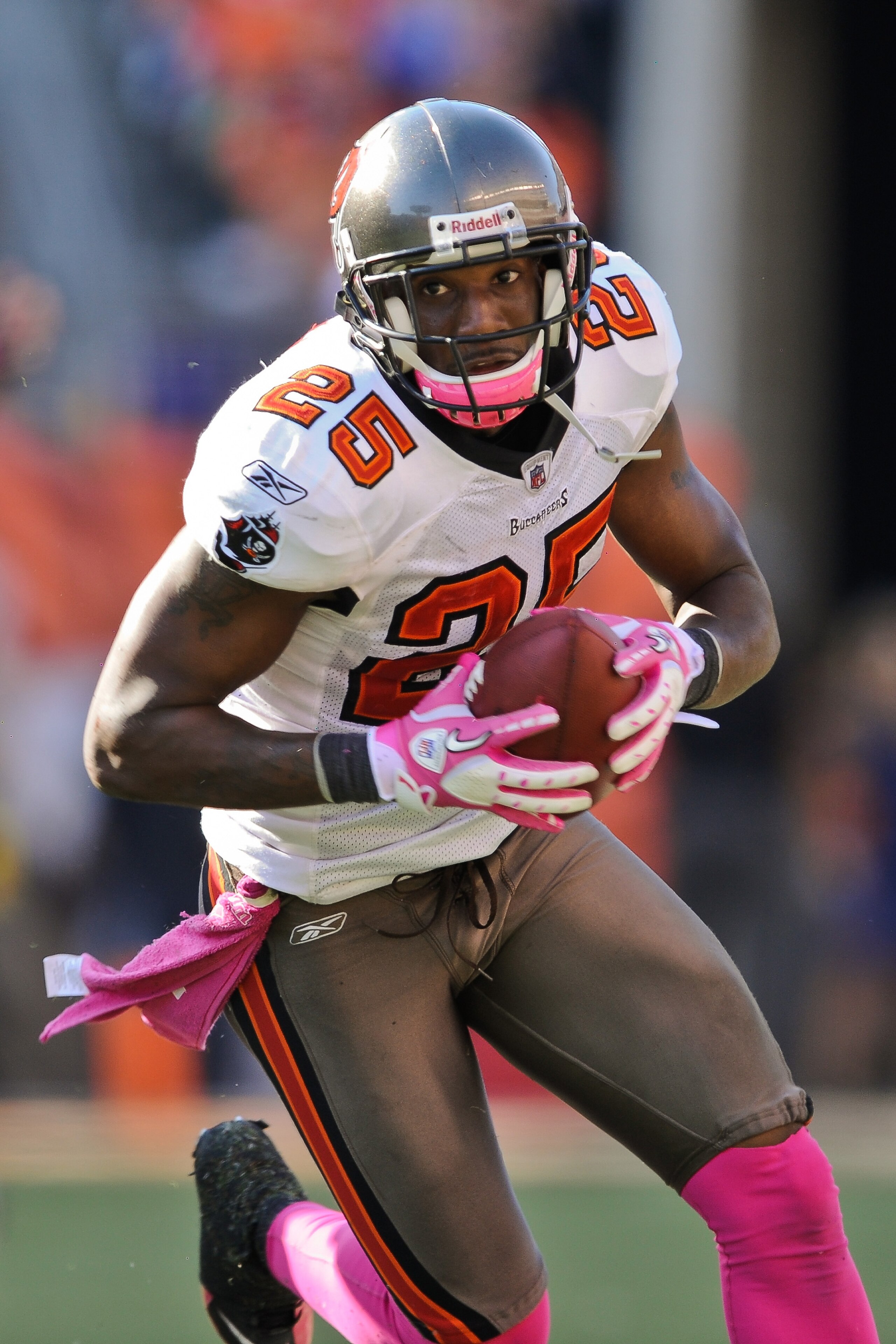 CINCINNATI, OH - OCTOBER 10: Aqib Talib #25 of the Tampa Bay Buccaneers returns an interception against the Cincinnati Bengals at Paul Brown Stadium on October 10, 2010 in Cincinnati, Ohio. (Photo by Jamie Sabau/Getty Images) CINCINNATI, OH - OCTOBER 10: Aqib Talib #25 of the Tampa Bay Buccaneers returns an interception against the Cincinnati Bengals at Paul Brown Stadium on October 10, 2010 in Cincinnati, Ohio. (Photo by Jamie Sabau/Getty Images)