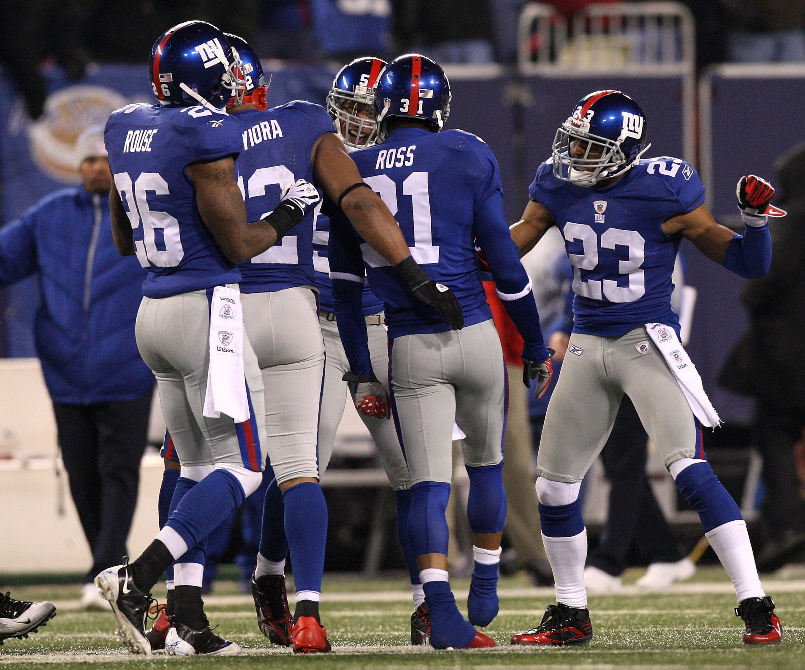 EAST RUTHERFORD, NJ - DECEMBER 06:  The New York Giants defense celebrates a defensive play in the fourth quarter against the Dallas Cowboys at Giants Stadium on December 6, 2009 in East Rutherford, New Jersey.  (Photo by Jim McIsaac/Getty Images)