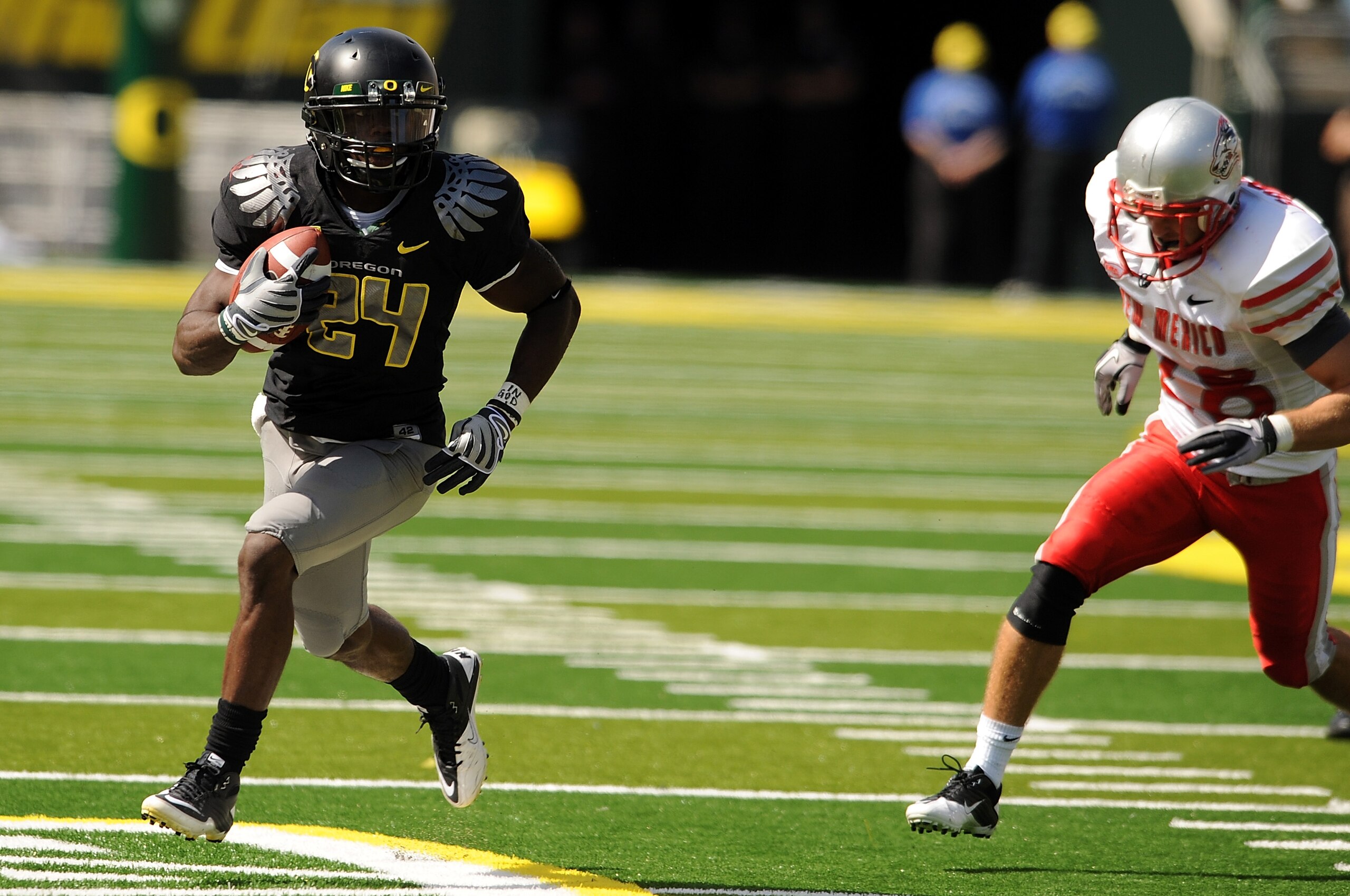 EUGENE, OR - SEPTEMBER 04: Running back Kenjon Barner #24 of the Oregon Ducks heads for the endzone past safety Bubba Forrest of the New Mexico Lobos and a touchdown in the second quarter of the game at Autzen Stadium on September 4, 2010 in Eugene, Orego