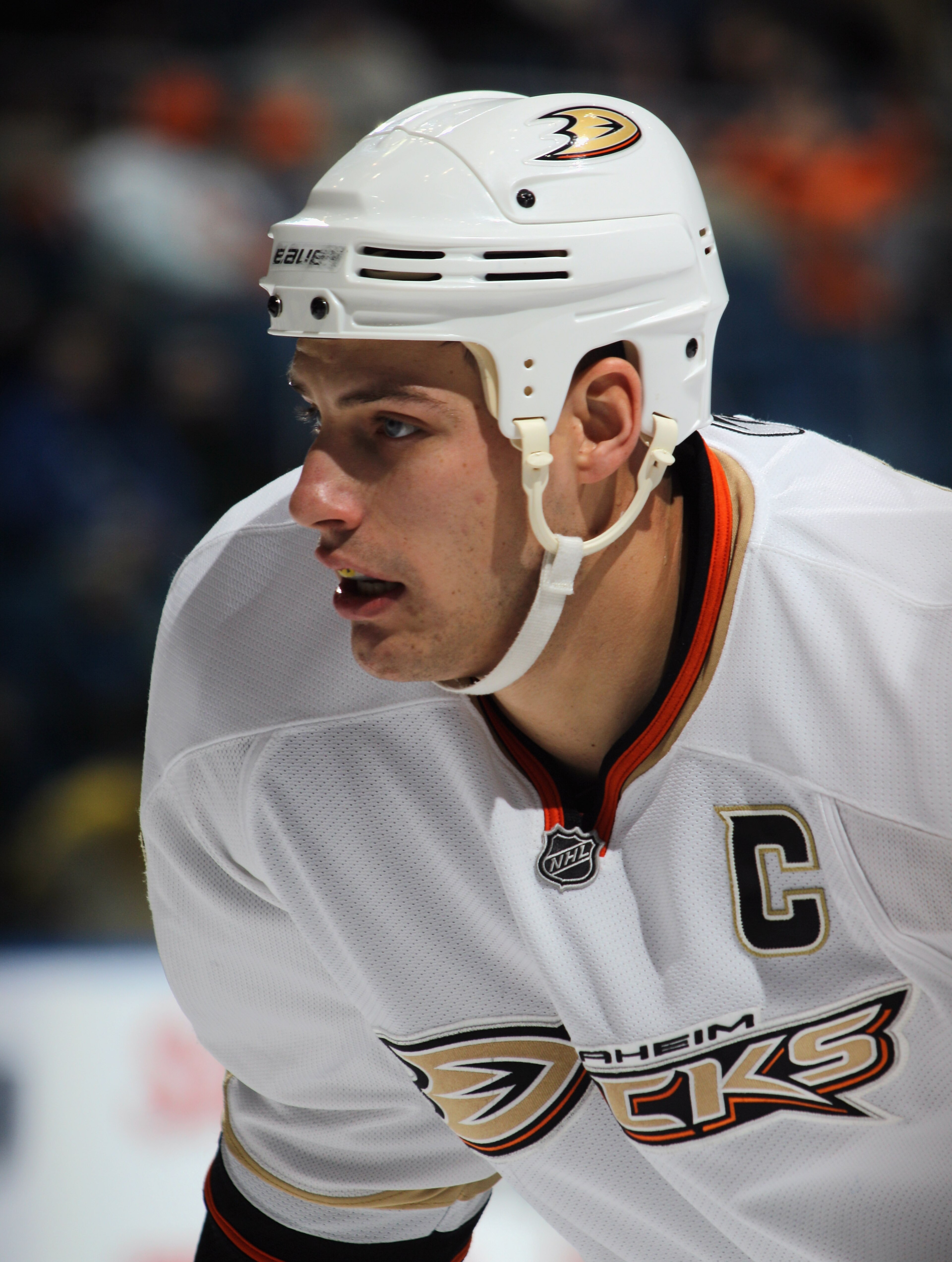 UNIONDALE, NY - DECEMBER 16:  Ryan Getzlaf #15 of the Anaheim Ducks skates against the New York Islanders at the Nassau Coliseum on December 16, 2010 in Uniondale, New York.  (Photo by Bruce Bennett/Getty Images)