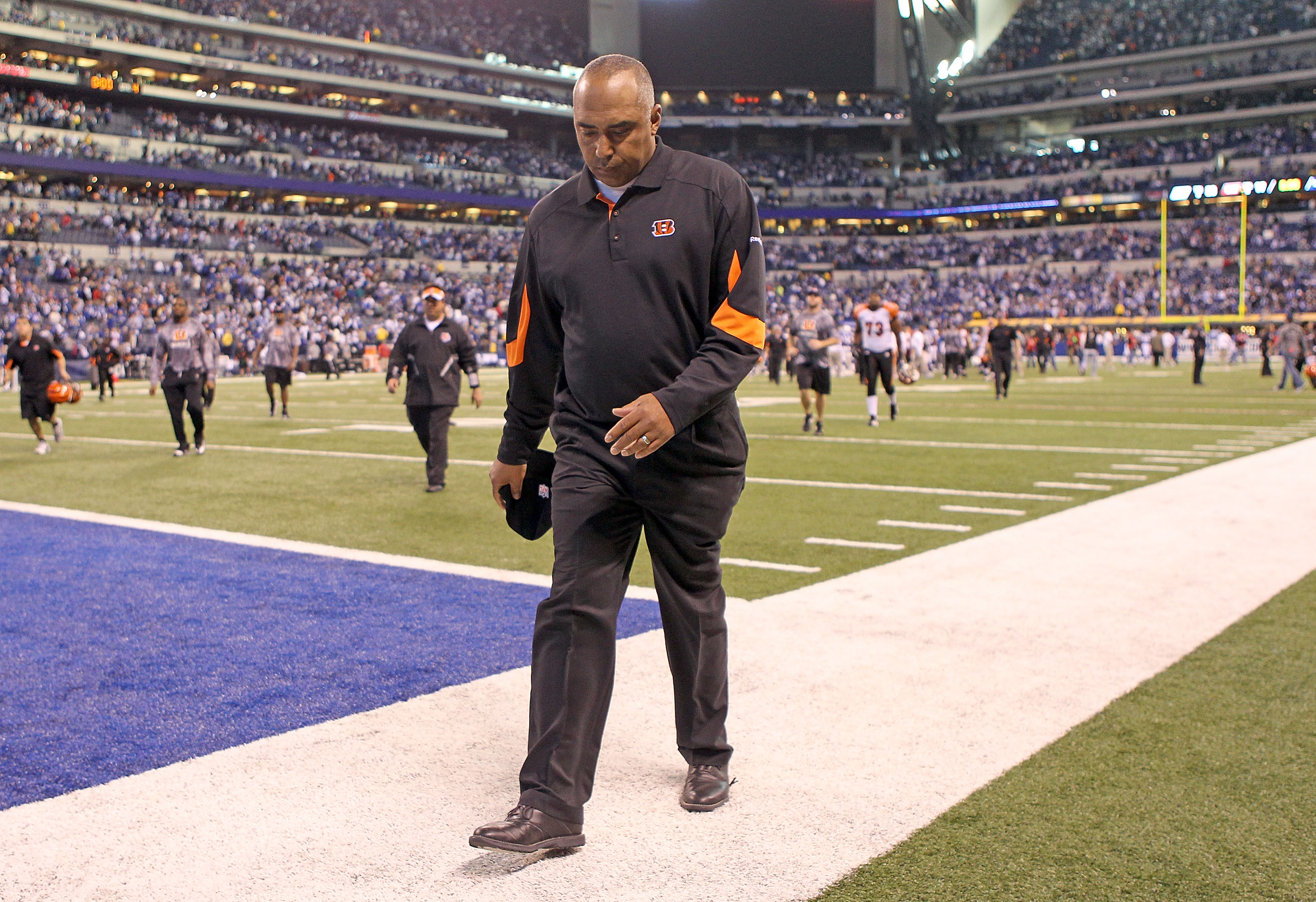 Cincinnati Bengals coach Marvin Lewis back at work following leg