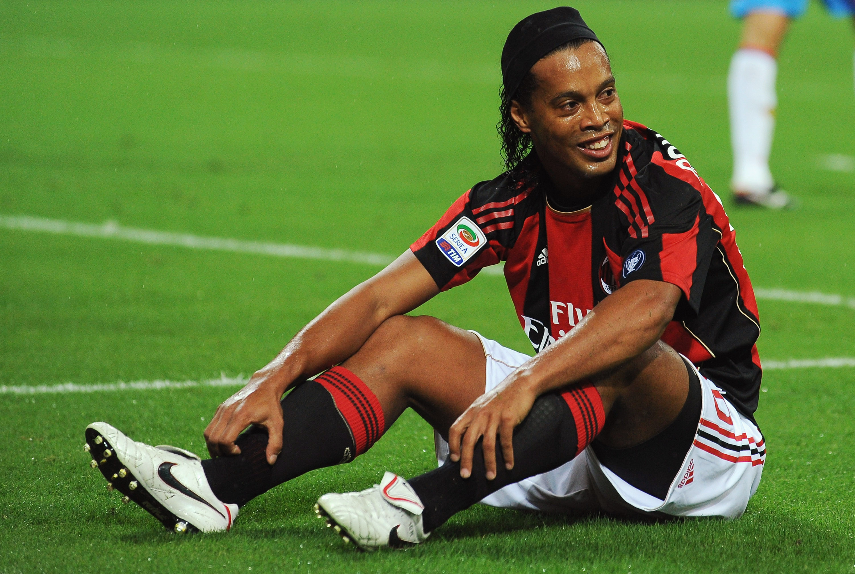 MILAN, ITALY - SEPTEMBER 18:  Ronaldinho of AC Milan smiles during the Serie A match between AC Milan and Catania Calcio at Stadio Giuseppe Meazza on September 18, 2010 in Milan, Italy.  (Photo by Valerio Pennicino/Getty Images)