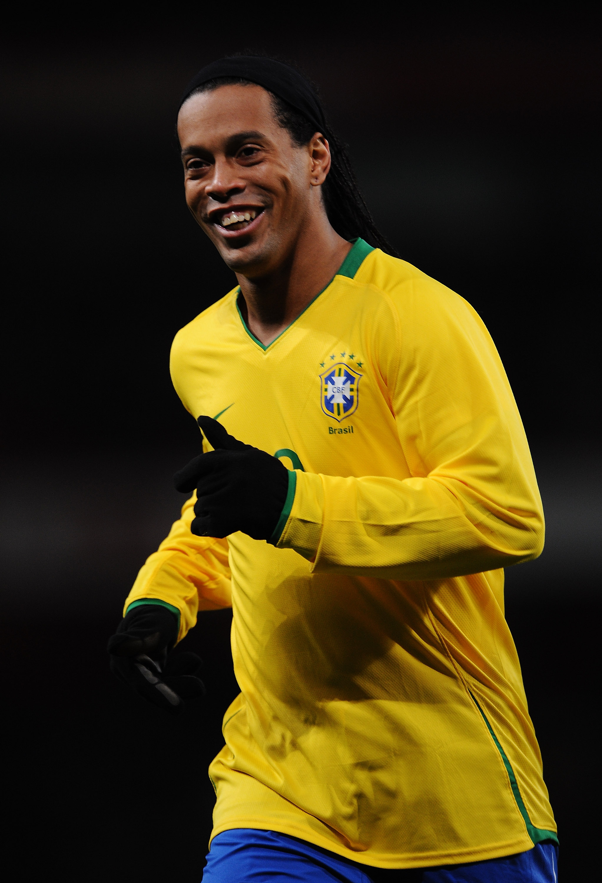 LONDON - FEBRUARY 10: Ronaldinho of Brazil smiles during the International Friendly match between Brazil and Italy at the Emirates Stadium on February 10, 2009 in London, England.  (Photo by Shaun Botterill/Getty Images)
