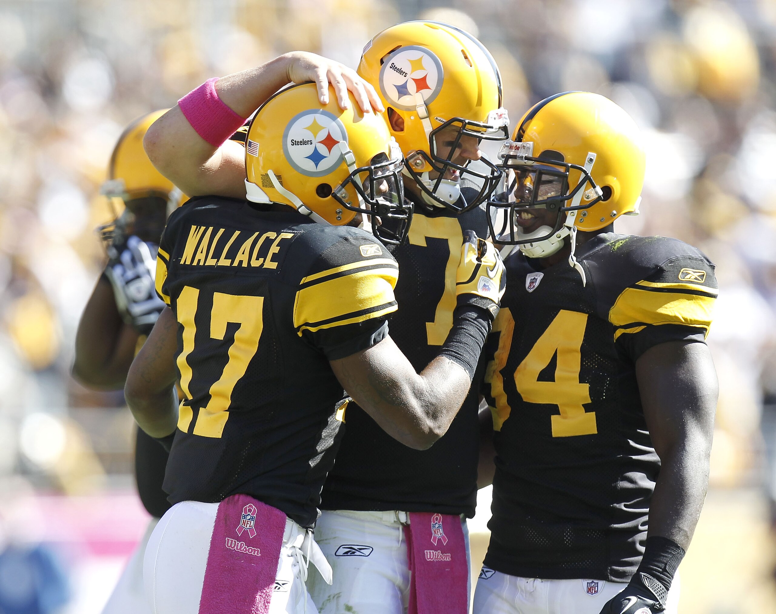 PITTSBURGH - OCTOBER 17:  Ben Roethlisberger #7 of the Pittsburgh Steelers celebrates a second quarter touchdown pass with Mike Wallace and Rashard Mendenhall while playing the Cleveland Browns on October 17, 2010 at Heinz Field in Pittsburgh, Pennsylvani