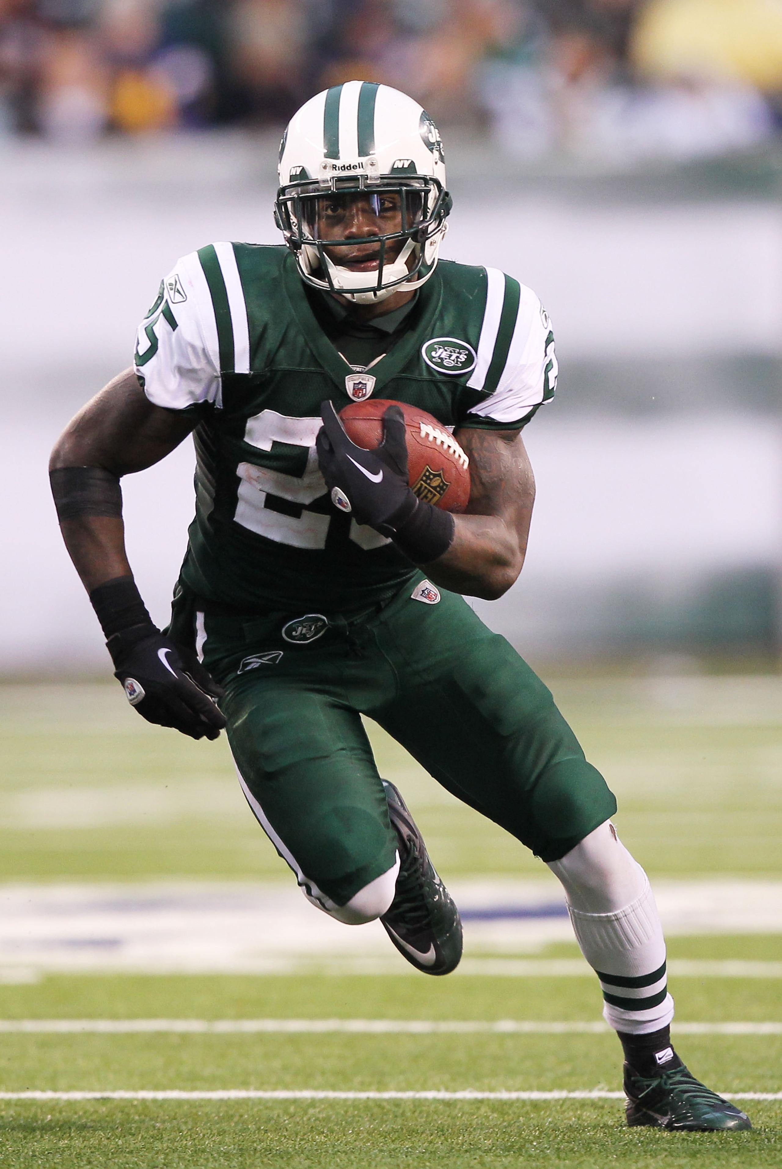 EAST RUTHERFORD, NJ - JANUARY 02: Joe McKnight #25 of the New York Jets runs against the Buffalo Bills at New Meadowlands Stadium on January 2, 2011 in East Rutherford, New Jersey. (Photo by Al Bello/Getty Images) EAST RUTHERFORD, NJ - JANUARY 02: Joe McKnight #25 of the New York Jets runs against the Buffalo Bills at New Meadowlands Stadium on January 2, 2011 in East Rutherford, New Jersey. (Photo by Al Bello/Getty Images)