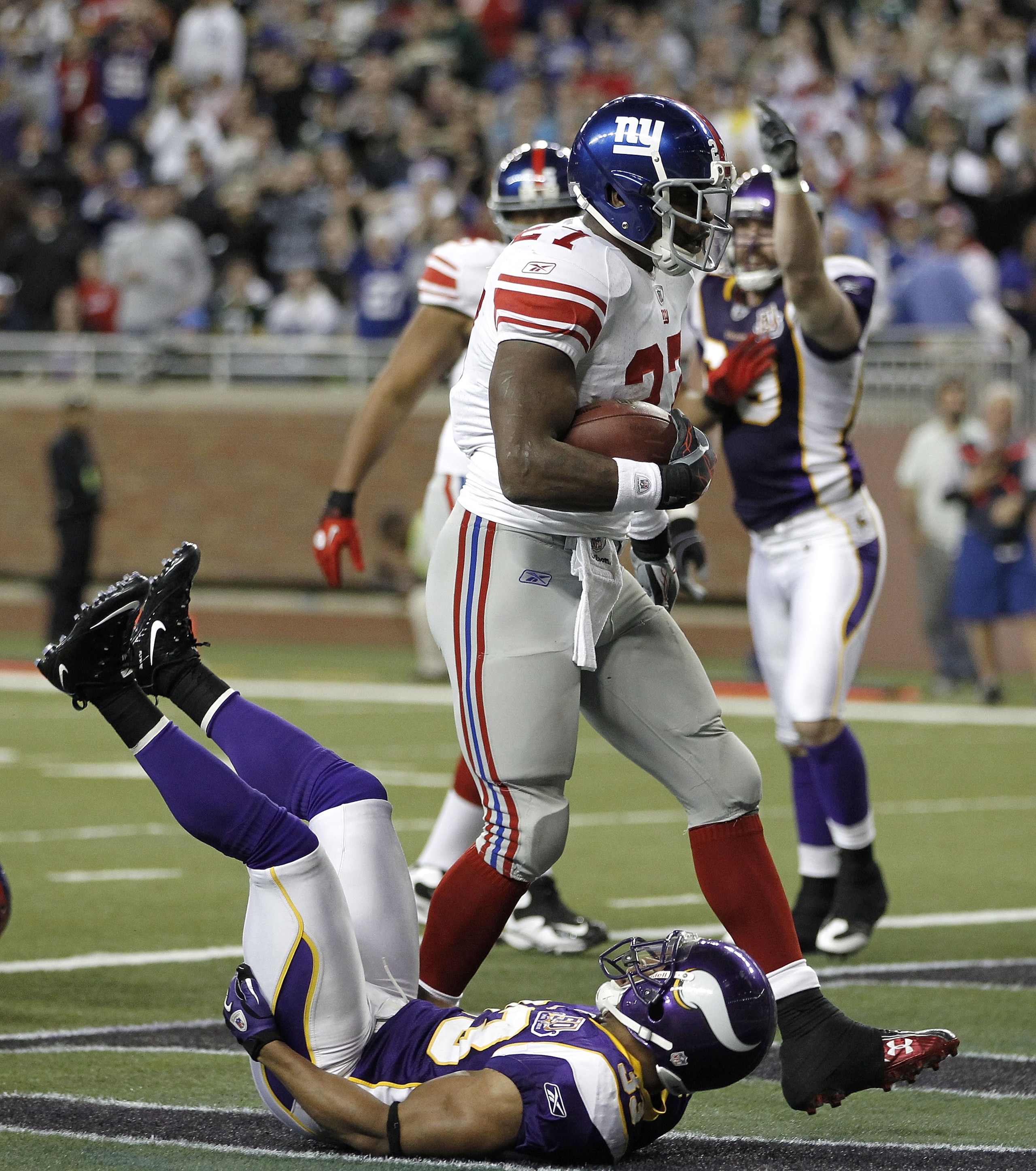 DETROIT, MI - DECEMBER 13:  Brandon Jacobs #27 of the New York Giants scores a second quarter touchdown over Jamarca Sanford #33 of the Minnesota Vikings at Ford Field on December 13, 2010 in Detroit, Michigan.  (Photo by Gregory Shamus/Getty Images)