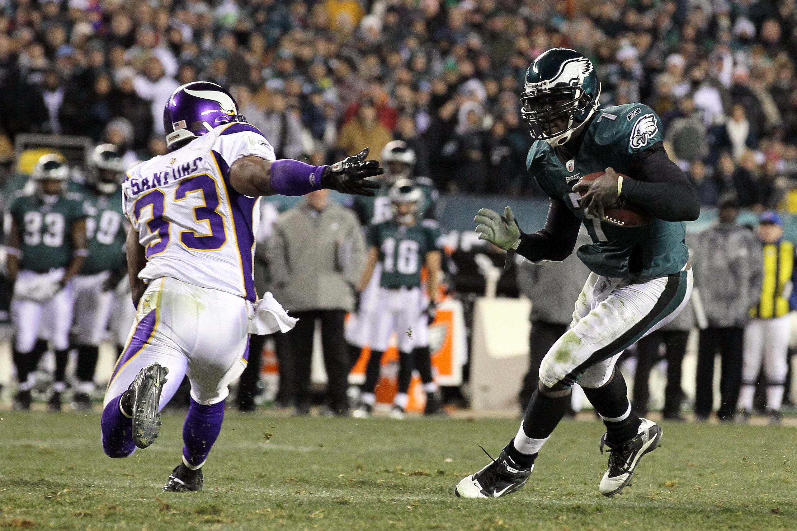 PHILADELPHIA, PA - DECEMBER 28: Michael Vick #7 of the Philadelphia Eagles runs the ball past Jamarca Sanford #33 of the Minnesota Vikings to score a touchdown at Lincoln Financial Field on December 28, 2010 in Philadelphia, Pennsylvania. (Photo by Jim Mc