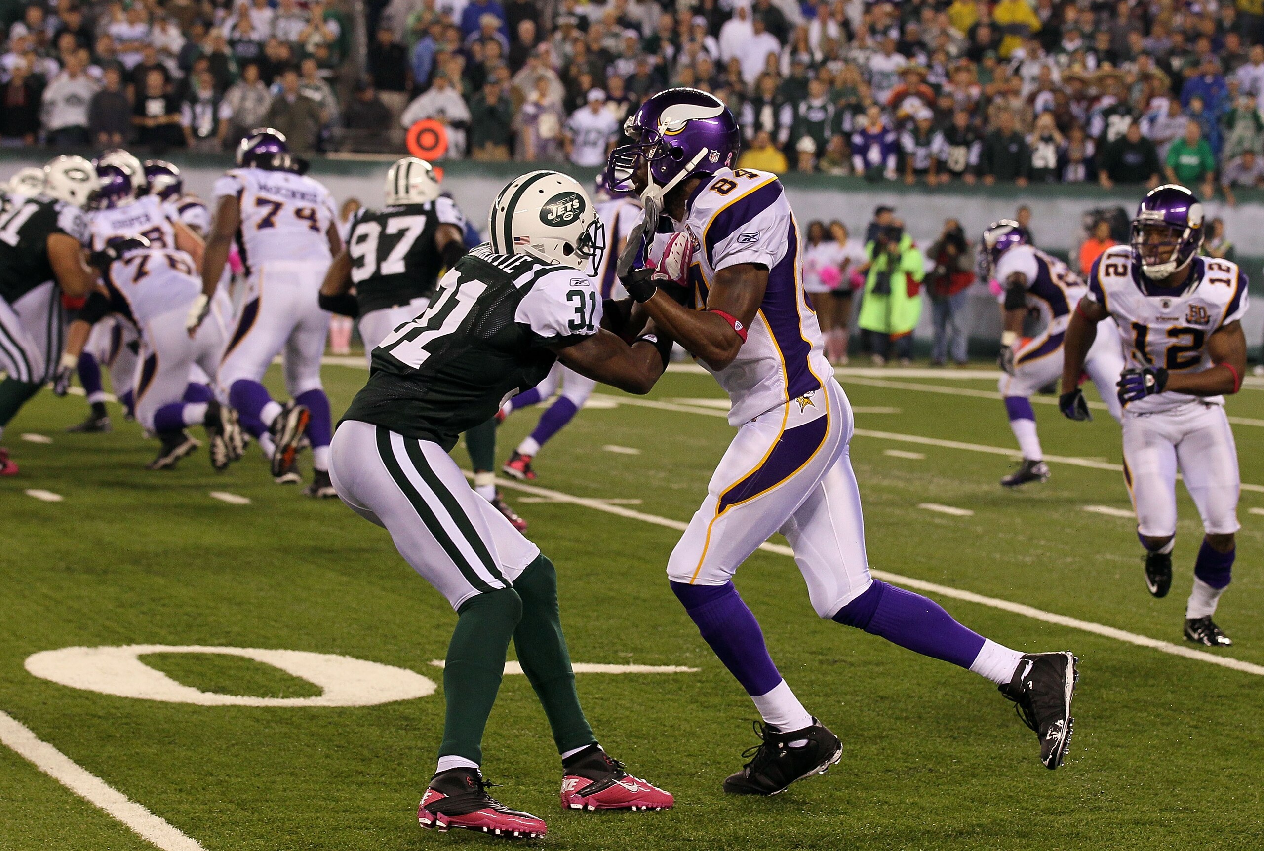 EAST RUTHERFORD, NJ - OCTOBER 11:  Antonio Cromartie #31 of the New York Jets defends against Randy Moss #84 of the Minnesota Vikings at New Meadowlands Stadium on October 11, 2010 in East Rutherford, New Jersey.  (Photo by Jim McIsaac/Getty Images)