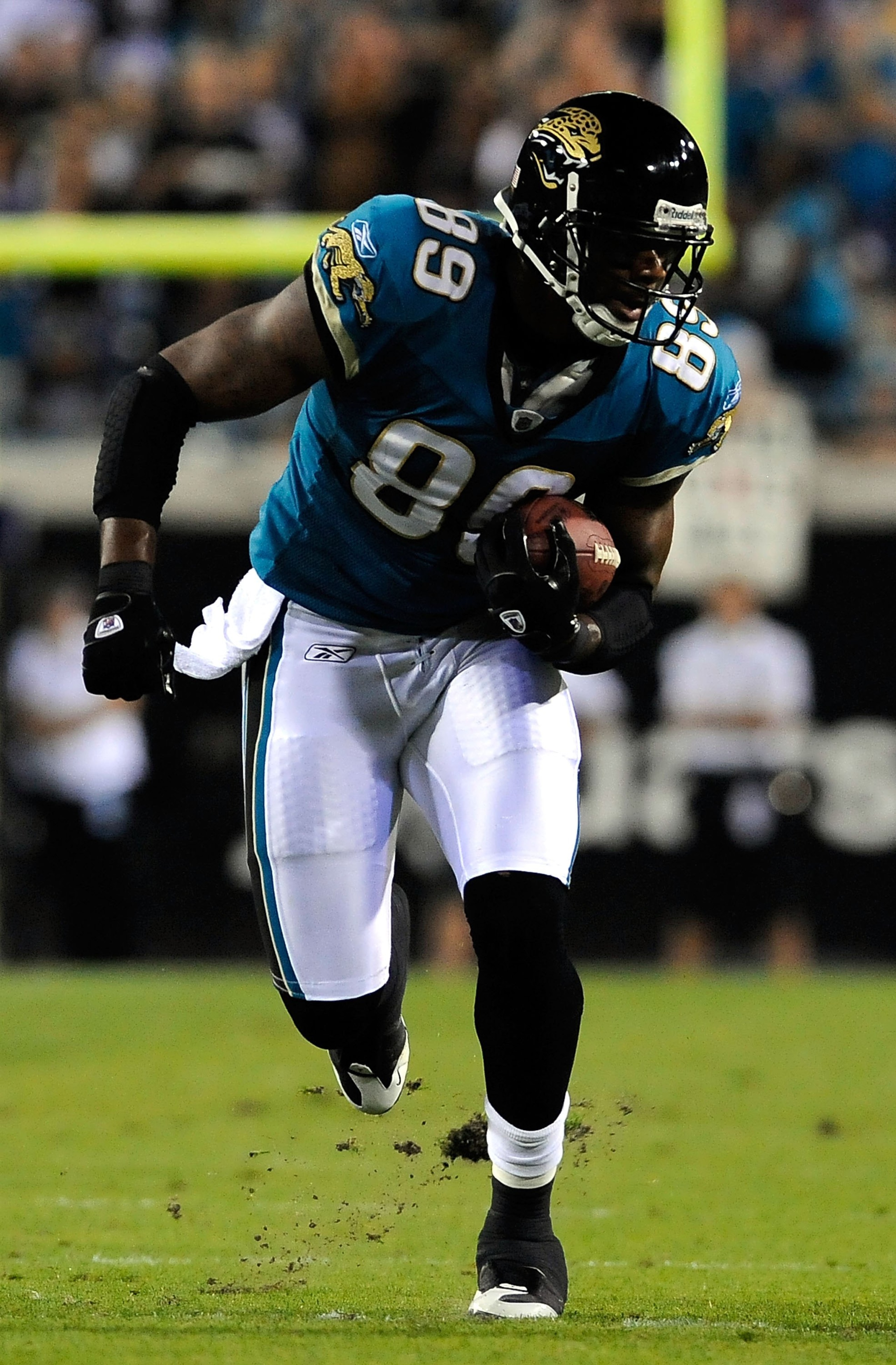 JACKSONVILLE, FL - DECEMBER 18:  Marcedes Lewis #89 of the Jacksonville Jaguras runs for yardage during the game against the Indianapolis Colts at Jacksonville Municipal Stadium on December 18, 2008 in Jacksonville, Florida.  (Photo by Sam Greenwood/Getty