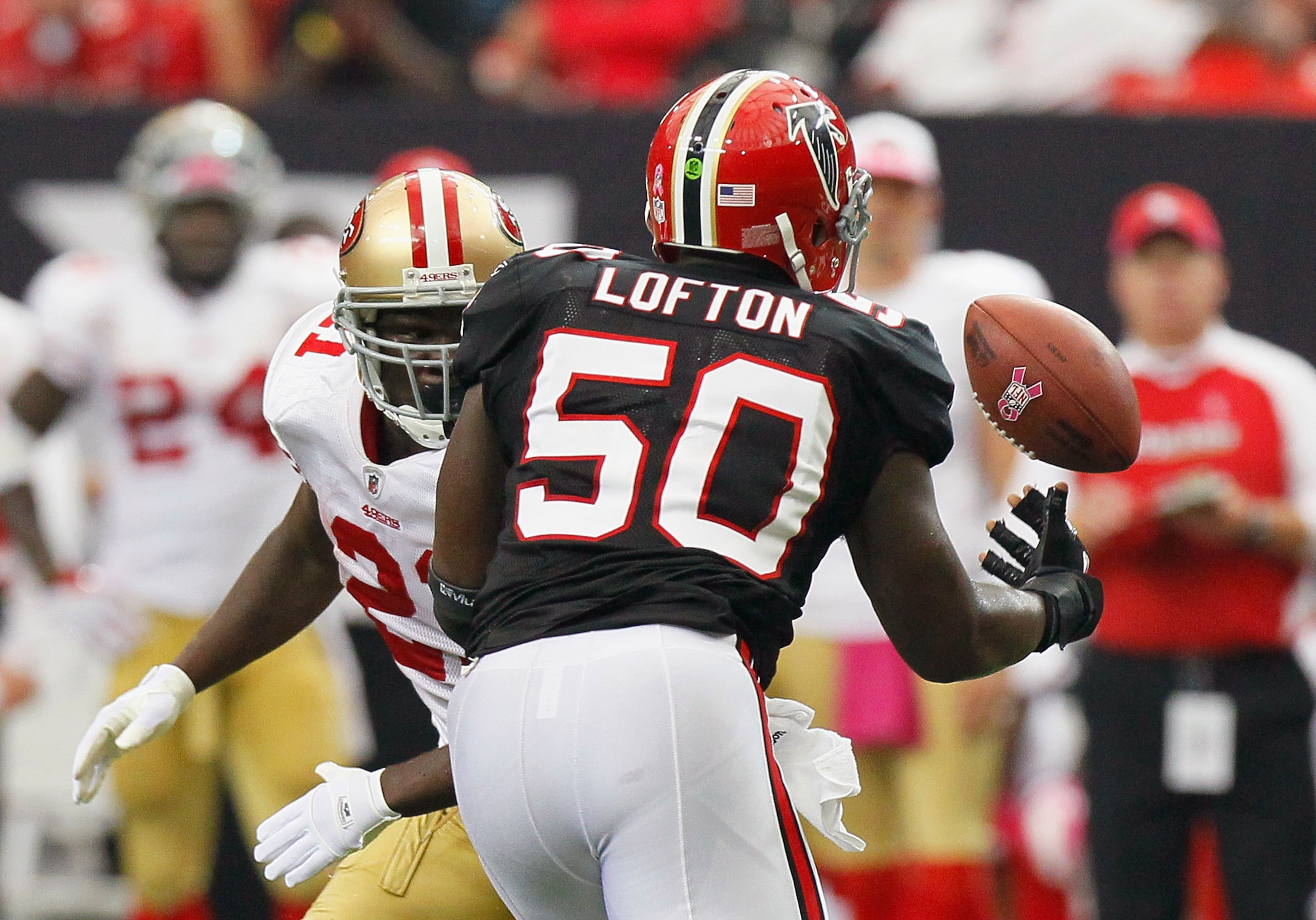 ATLANTA - OCTOBER 03:  Curtis Lofton #50 of the Atlanta Falcons intercepts this pass intended for Frank Gore #21 of the San Francisco 49ers at Georgia Dome on October 3, 2010 in Atlanta, Georgia.  (Photo by Kevin C. Cox/Getty Images)