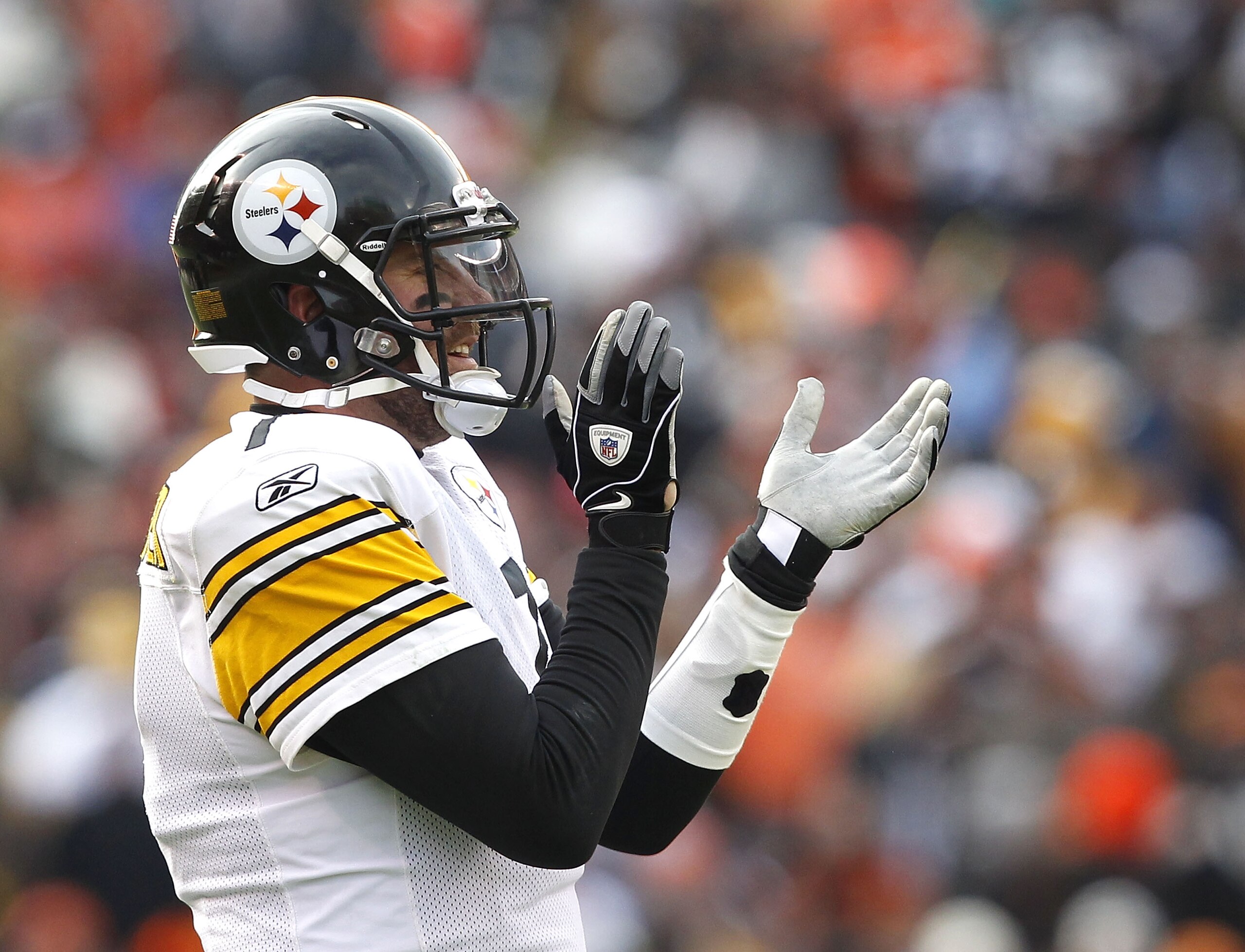 CLEVELAND, OH - JANUARY 02:  Quarterback Ben Roethlisberger #7 of the Pittsburgh Steelers celebrates a touchdown against the Cleveland Browns at Cleveland Browns Stadium on January 2, 2011 in Cleveland, Ohio.  (Photo by Matt Sullivan/Getty Images)