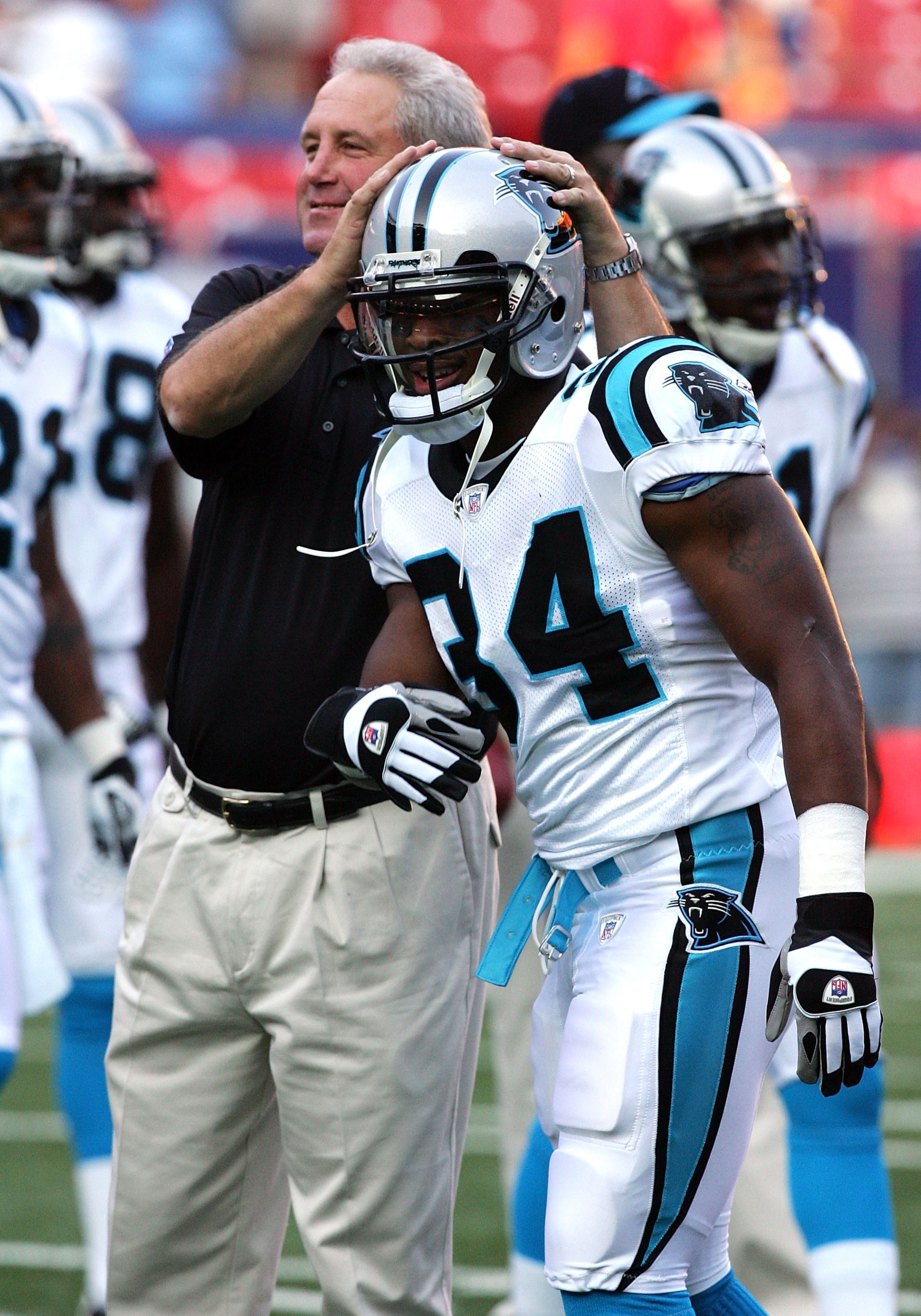 EAST RUTHERFORD, NJ - AUGUST 11: Head coach John Fox of the Carolina Panthers jokes with his player DeAngelo Williams #34 before playing the New York Giants on August 11, 2007 at Giants Stadium in East Rutherford, New Jersey. (Photo by Jim McIsaac/Getty EAST RUTHERFORD, NJ - AUGUST 11: Head coach John Fox of the Carolina Panthers jokes with his player DeAngelo Williams #34 before playing the New York Giants on August 11, 2007 at Giants Stadium in East Rutherford, New Jersey. (Photo by Jim McIsaac/Getty