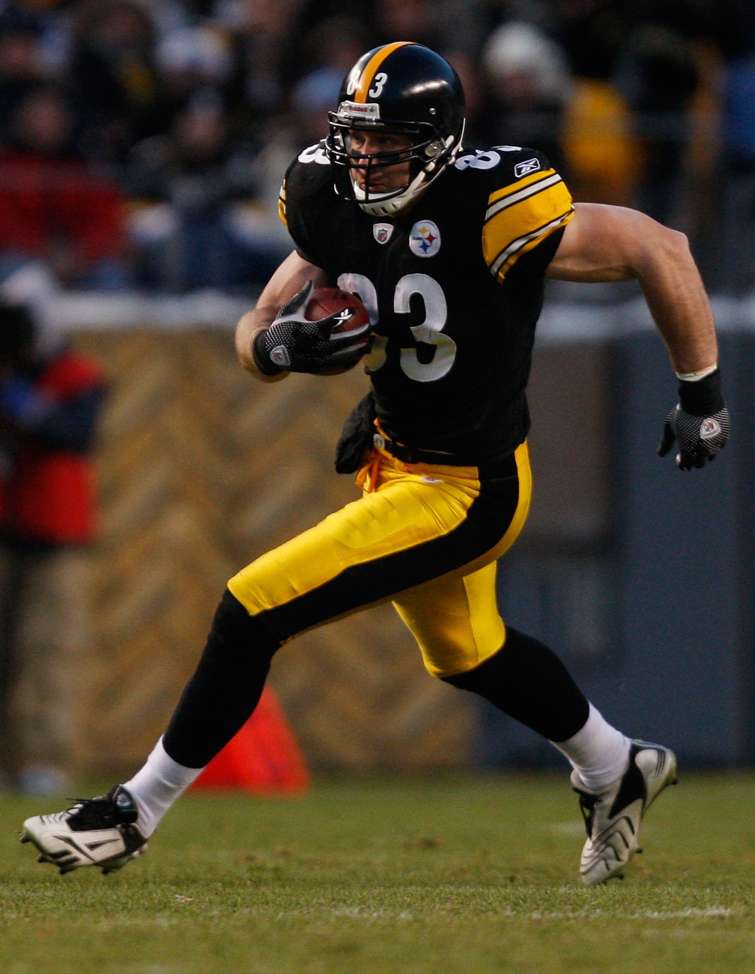 PITTSBURGH - DECEMBER 20: Heath Miller #83 of the Pittsburgh Steelers runs with the ball against the Green Bay Packers during the game on December 20, 2009 at Heinz Field in Pittsburgh, Pennsylvania. (Photo by Jared Wickerham/Getty Images)