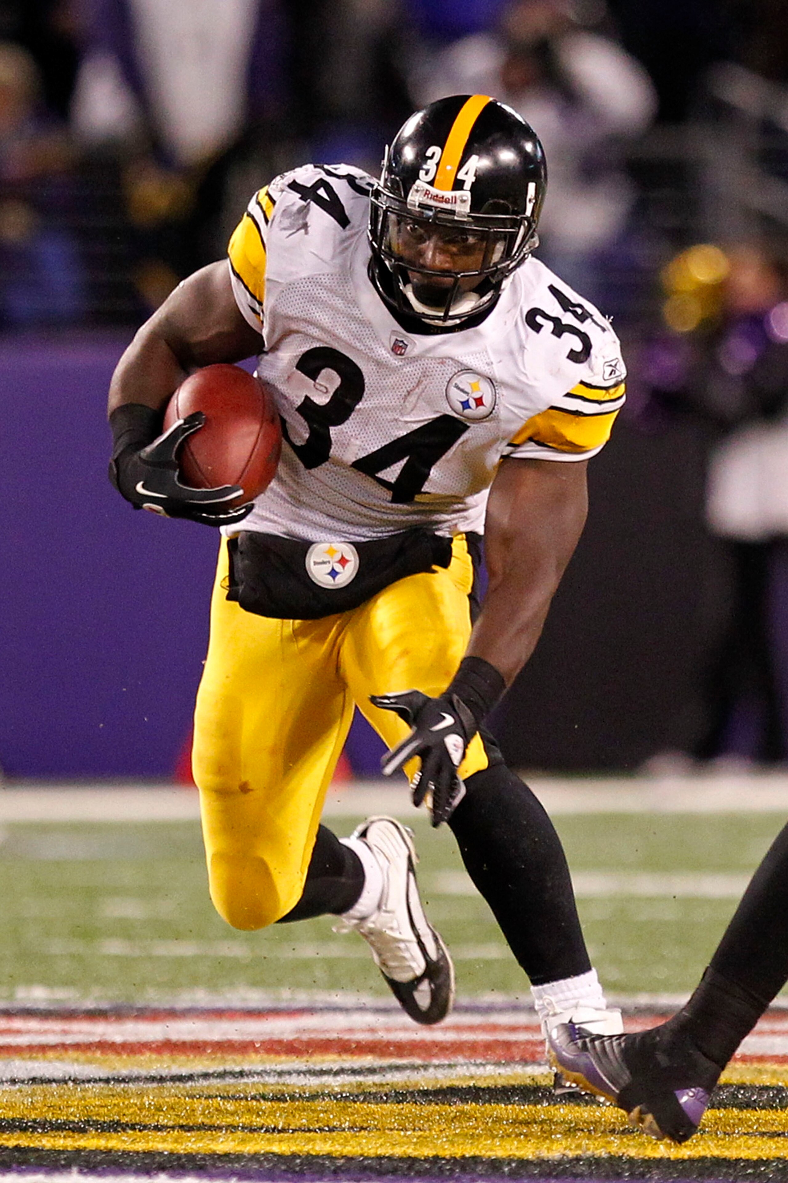 BALTIMORE, MD - DECEMBER 05: Rashard Mendenhall #34 of the Pittsburgh Steelers runs with the ball against the Baltimore Ravens at M&T Bank Stadium on December 5, 2010 in Baltimore, Maryland.  (Photo by Geoff Burke/Getty Images)
