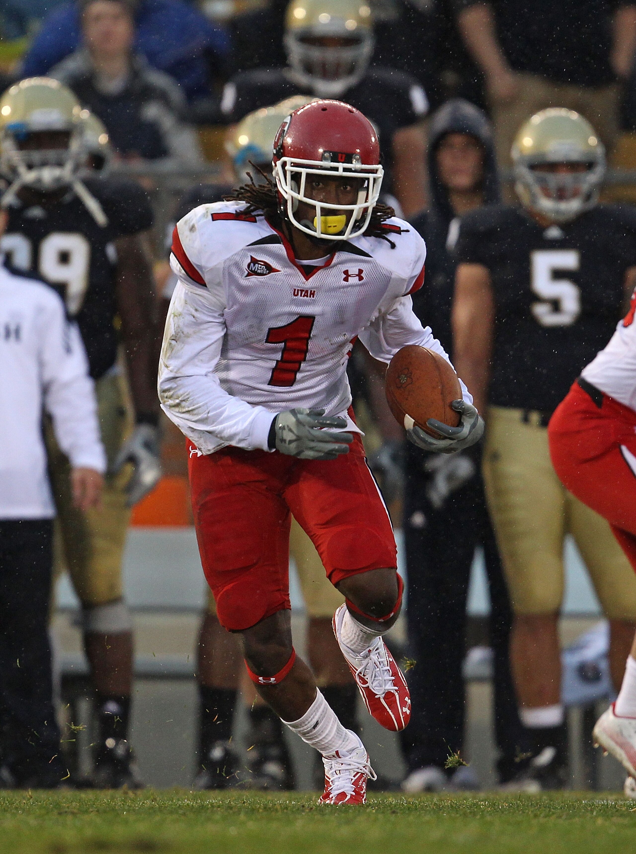 SOUTH BEND, IN - NOVEMBER 13: Shaky Smithson #1 of the Utah Utes runs back a kick against the Notre Dame Fighting Irish at Notre Dame Stadium on November 13, 2010 in South Bend, Indiana. Notre Dame defeated Utah 28-3. (Photo by Jonathan Daniel/Getty Image