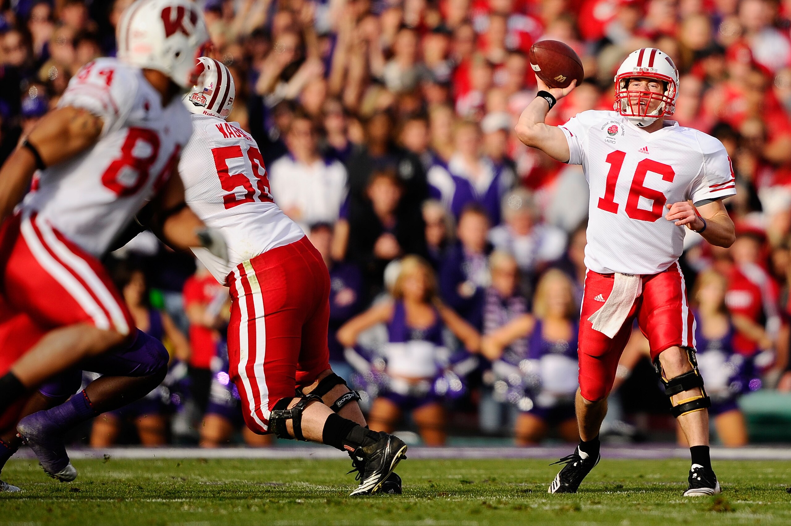 PASADENA, CA - JANUARY 01:  Quarterback Scott Tolzien #16 of the Wisconsin Badgers looks to pass the ball against the TCU Horned Frogs during the 97th Rose Bowl game on January 1, 2011 in Pasadena, California.  (Photo by Kevork Djansezian/Getty Images)