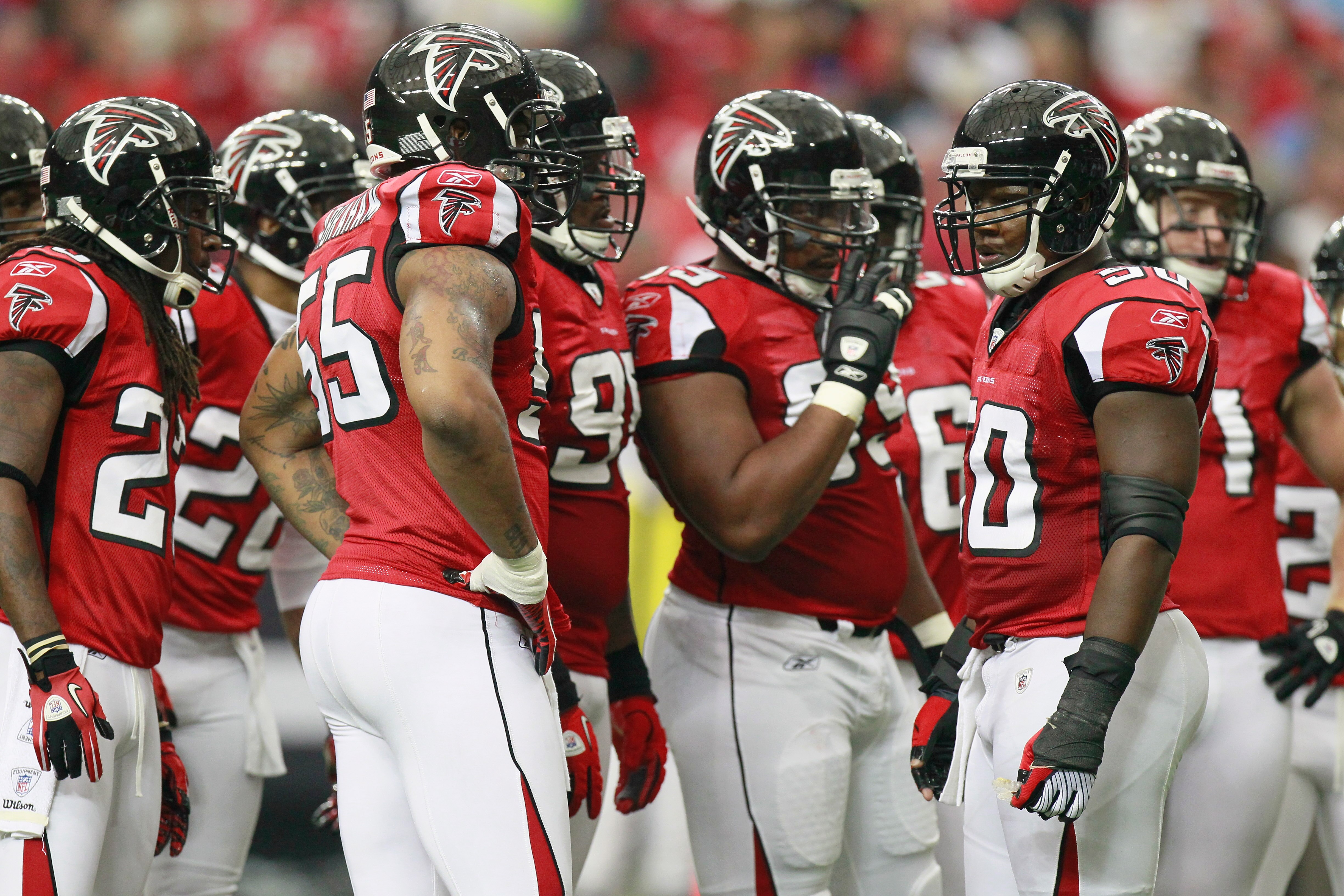 ATLANTA - SEPTEMBER 19:  Curtis Lofton #50 and the defense of the Atlanta Falcons against the Arizona Cardinals at Georgia Dome on September 19, 2010 in Atlanta, Georgia.  (Photo by Kevin C. Cox/Getty Images)