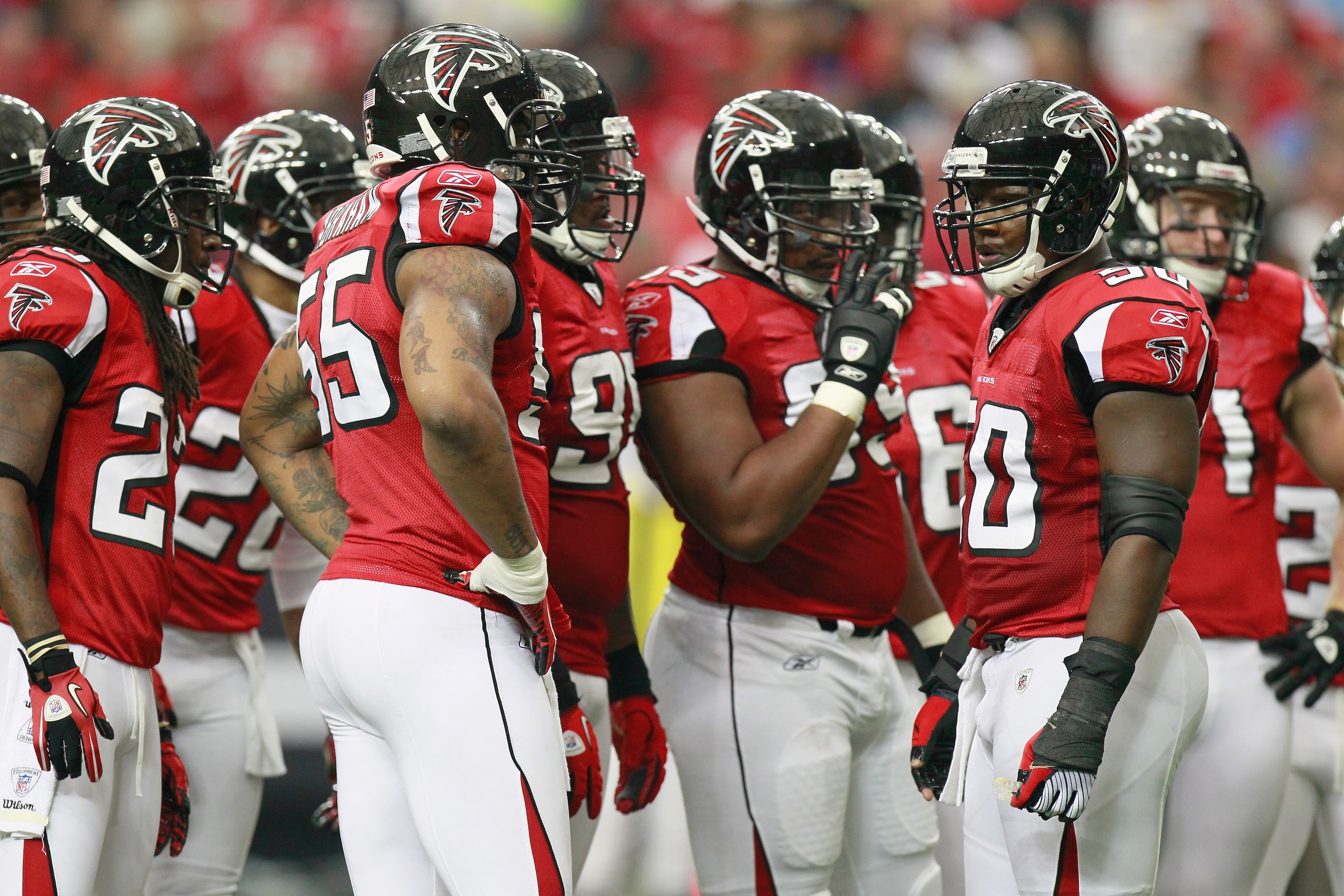 ATLANTA - SEPTEMBER 19: Curtis Lofton #50 and the defense of the Atlanta Falcons against the Arizona Cardinals at Georgia Dome on September 19, 2010 in Atlanta, Georgia. (Photo by Kevin C. Cox/Getty Images) ATLANTA - SEPTEMBER 19: Curtis Lofton #50 and the defense of the Atlanta Falcons against the Arizona Cardinals at Georgia Dome on September 19, 2010 in Atlanta, Georgia. (Photo by Kevin C. Cox/Getty Images)