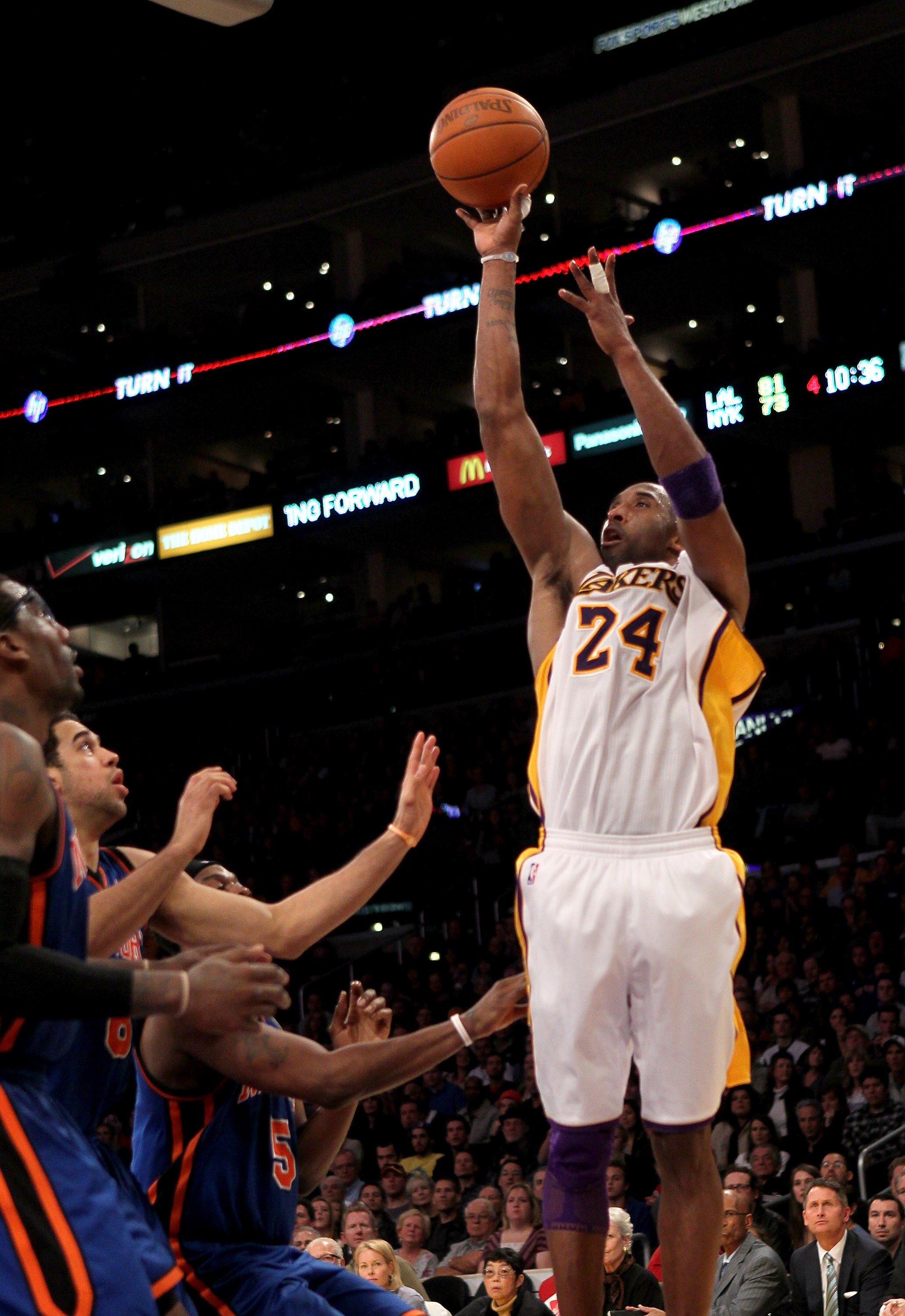 LOS ANGELES, CA - JANUARY 09:  Kobe Bryant #24 of the Los Angeles Lakers shoots against the New York Knicks at Staples Center on January 9, 2011 in Los Angeles, California.  The Lakers won 109-87.   NOTE TO USER: User expressly acknowledges and agrees tha