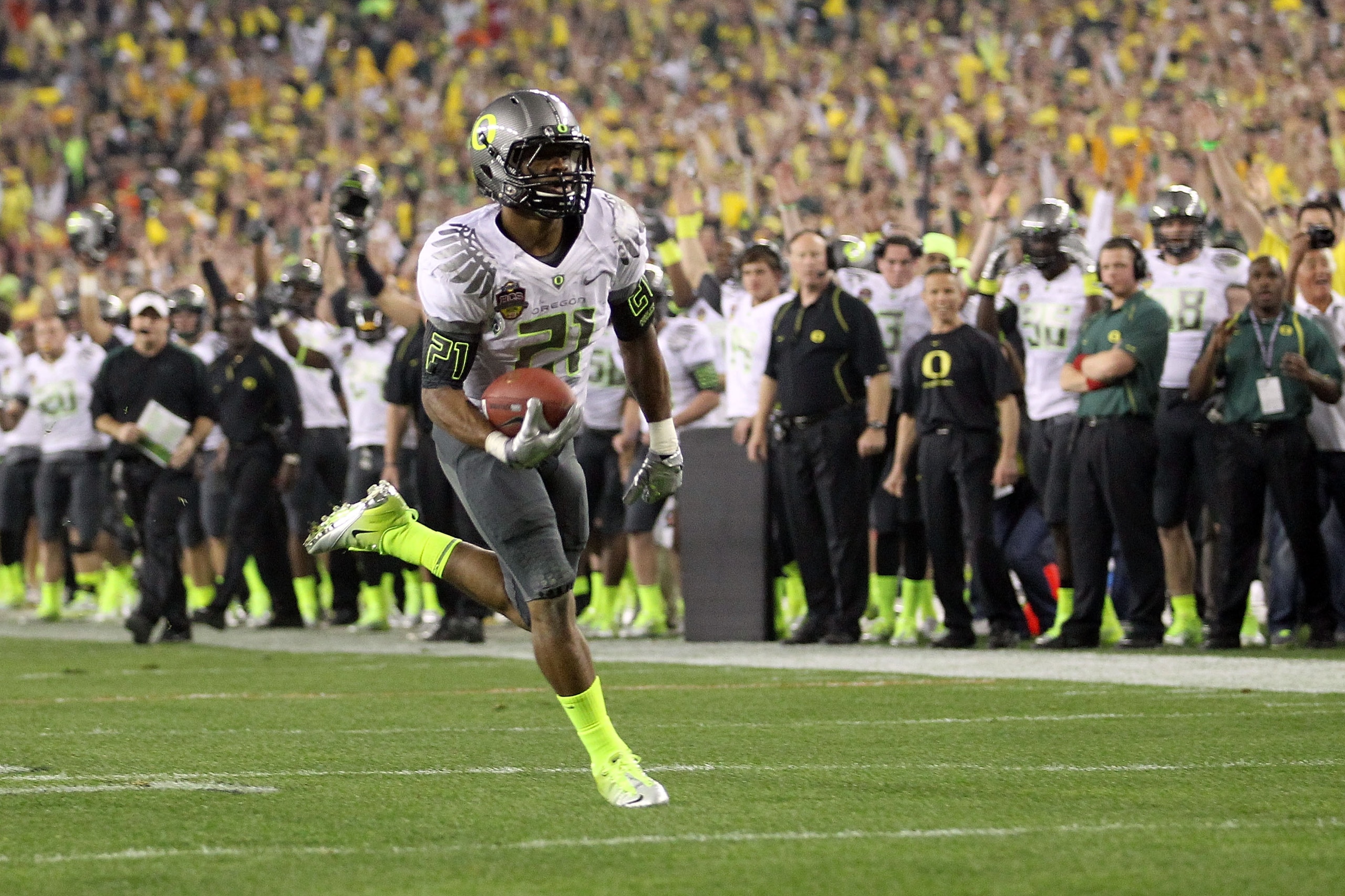 GLENDALE, AZ - JANUARY 10: LaMichael James #21 of the Oregon Ducks scores on a eight-yard touchdown reception in the second quarter against the Auburn Tigers during the Tostitos BCS National Championship Game at University of Phoenix Stadium on January 1 GLENDALE, AZ - JANUARY 10: LaMichael James #21 of the Oregon Ducks scores on a eight-yard touchdown reception in the second quarter against the Auburn Tigers during the Tostitos BCS National Championship Game at University of Phoenix Stadium on January 1