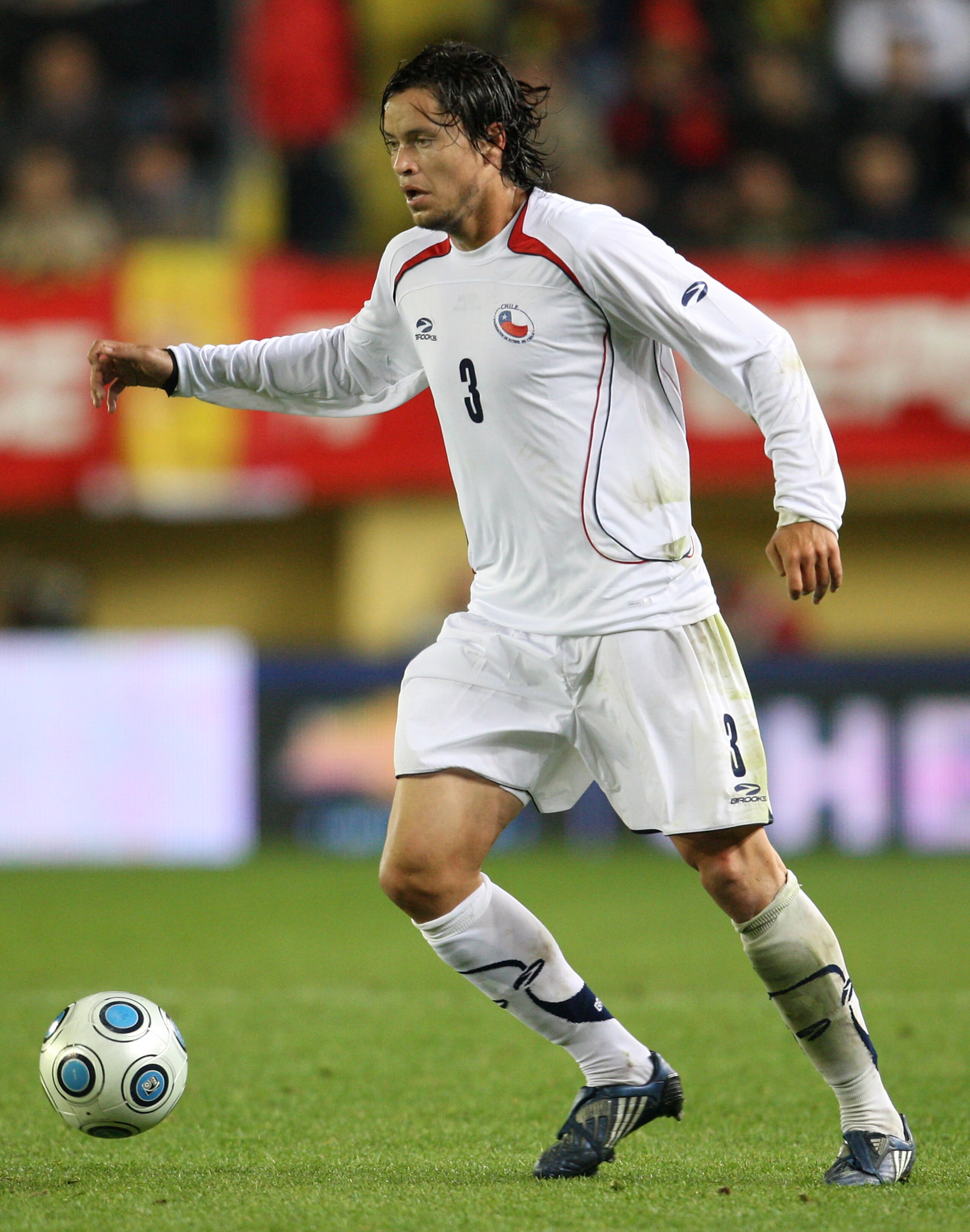VILLARREAL, SPAIN - NOVEMBER 19:  Waldo Ponce of Chile runs with the ball during the international friendly match between Spain and Chile at the El Madrigal stadium on November 19, 2008 in Villarreal, Spain.  (Photo by Jasper Juinen/Getty Images)