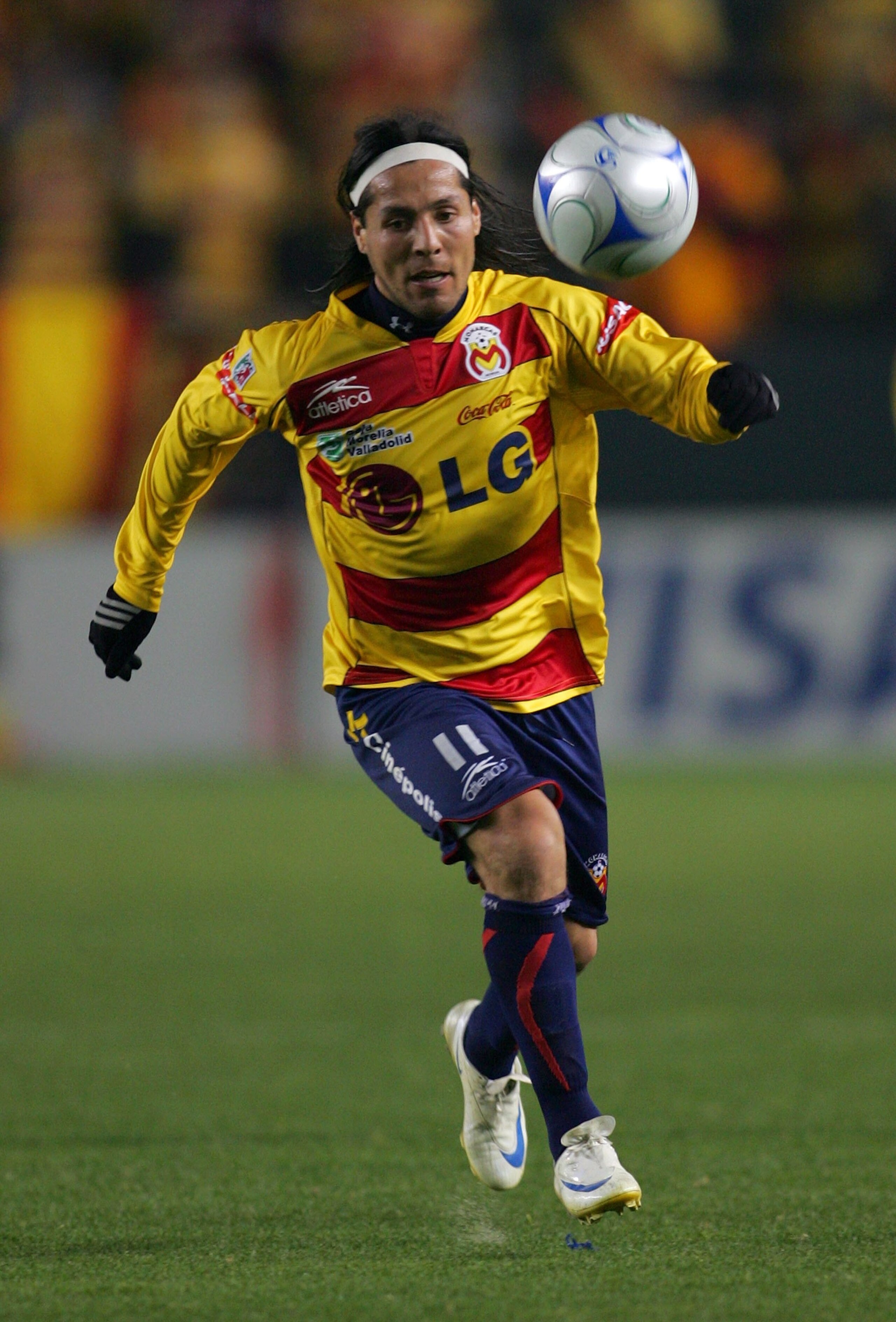 CARSON, CA - JANUARY 08:  Hugo Droguett #11 of Morelia looks to play the ball during their InterLiga match against Pachuca FC at The Home Depot Center on January 8, 2009 in Carson, California. Morelia defeated Pachuca FC 3-0.  (Photo by Victor Decolongon/