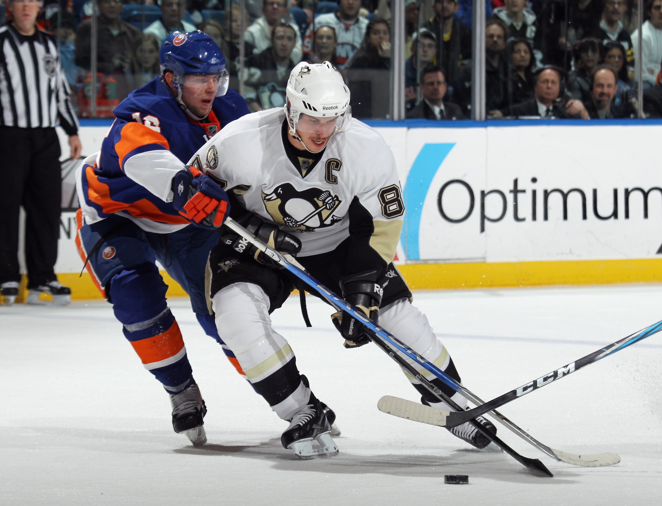 UNIONDALE, NY - DECEMBER 29:  Sidney Crosby #87 of the Pittsburgh Penguins skates against the New York Islanders at the Nassau Coliseum on December 29, 2010 in Uniondale, New York.  (Photo by Bruce Bennett/Getty Images)