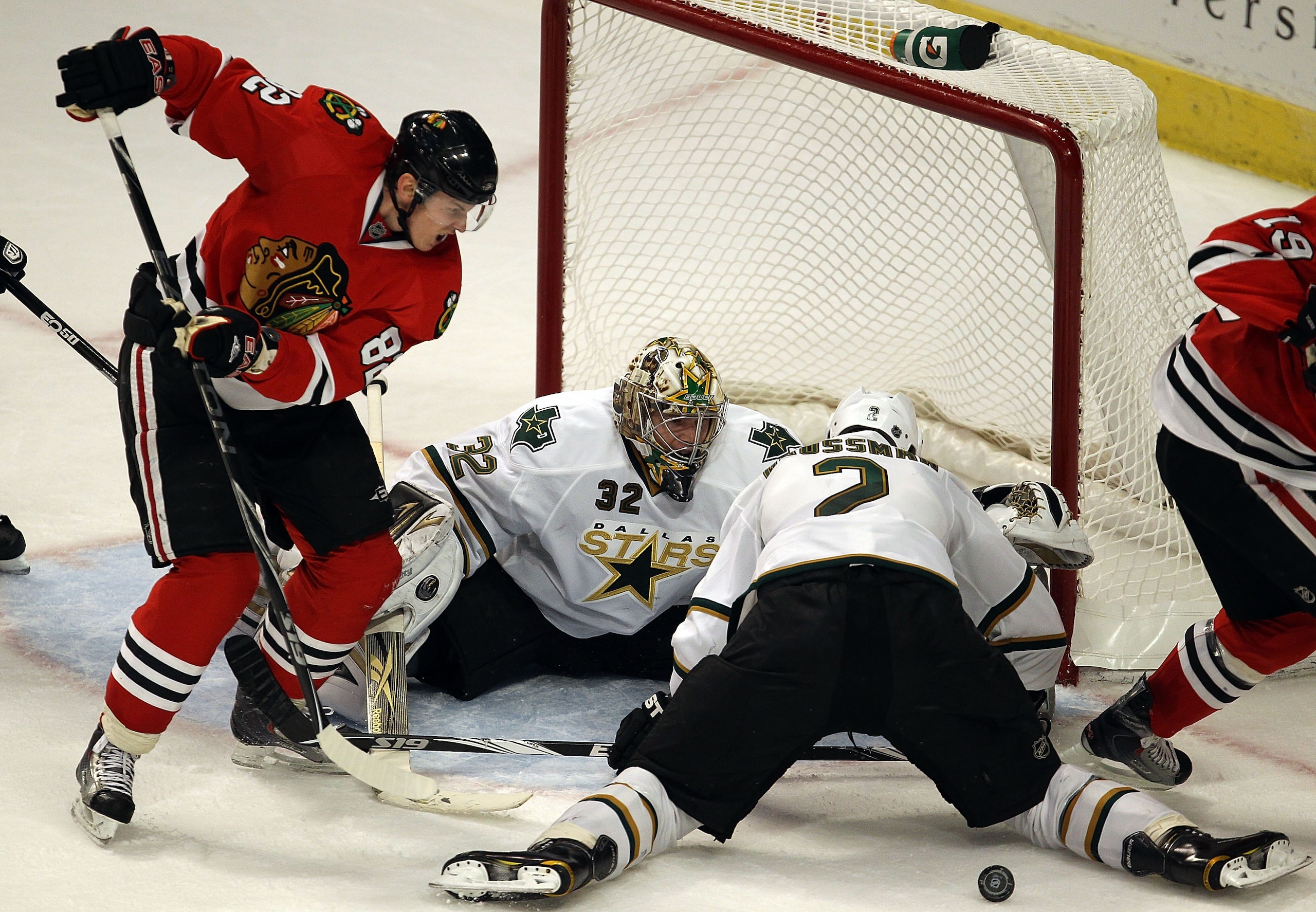 CHICAGO, IL - JANUARY 05: Kari Lehtonen #32 of the Dallas Stars watches as the puck slips through the legs of teammate Nicklas Grossman #2 on a shot by Tomas Kopecky #82 of the Chicago Blackhawks at the United Center on January 5, 2011 in Chicago, Illinoi