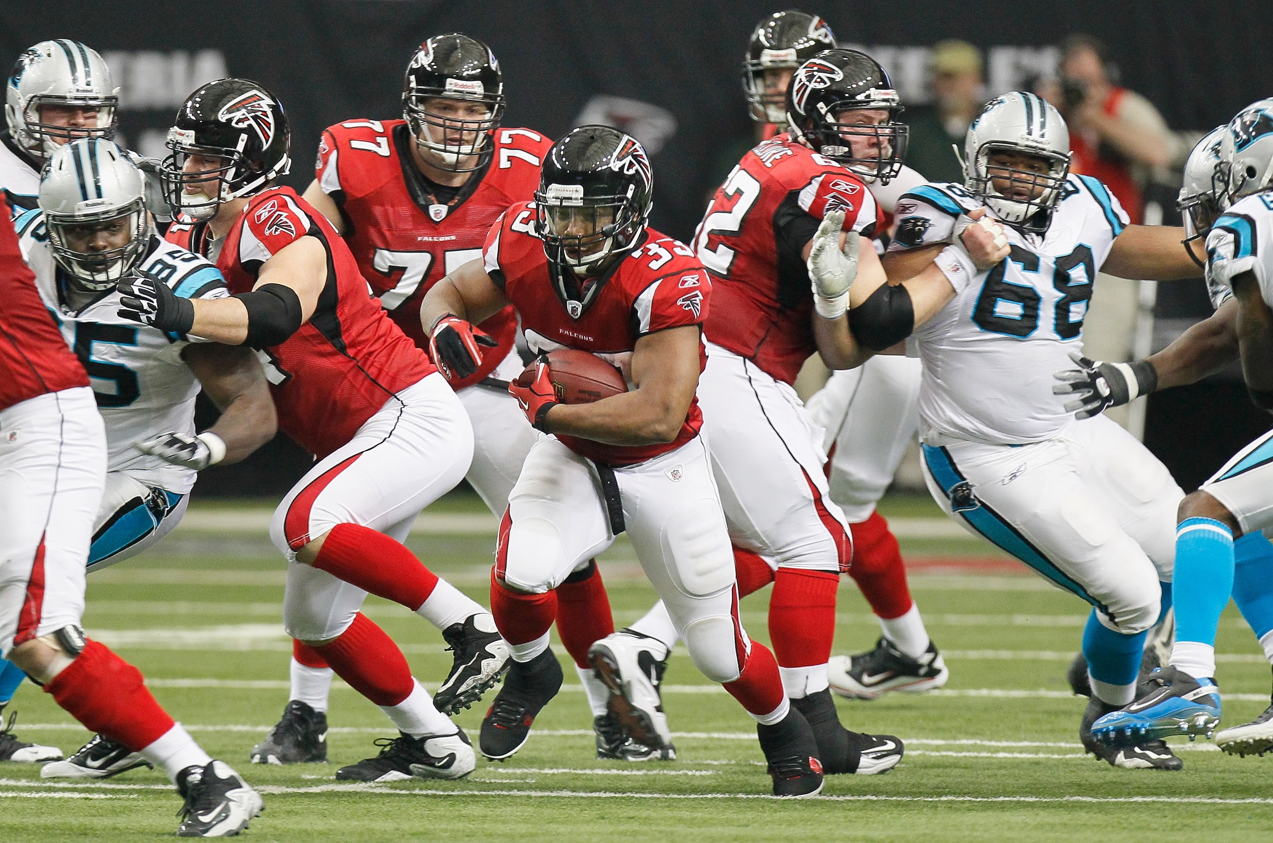 ATLANTA, GA - JANUARY 02:  Michael Turner #33 of the Atlanta Falcons rushes upfield against the Carolina Panthers at Georgia Dome on January 2, 2011 in Atlanta, Georgia.  (Photo by Kevin C. Cox/Getty Images)