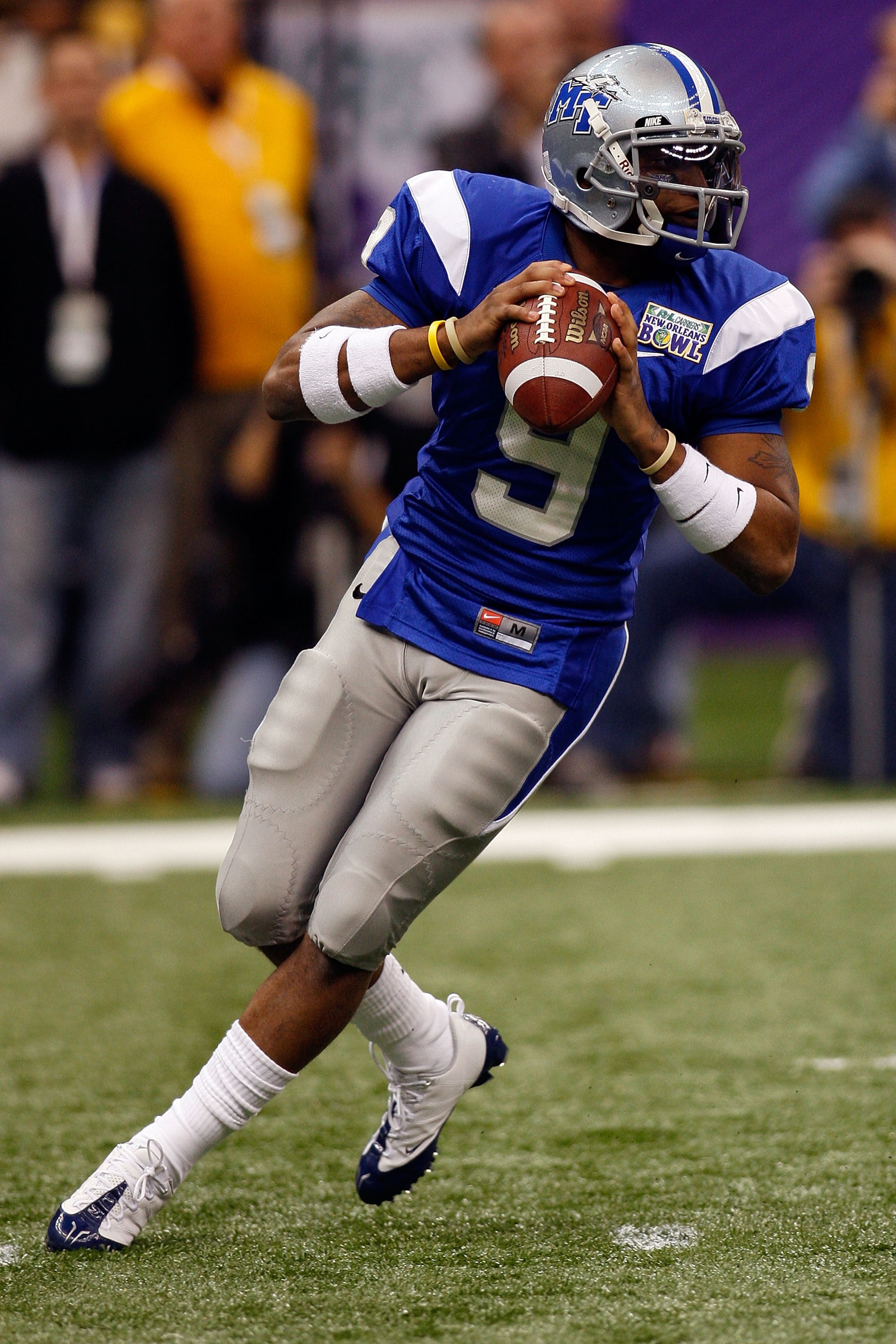 NEW ORLEANS - DECEMBER 20:  Dwight Dasher #9 of the Middle Tennessee Blue Raiders looks to throw the ball against the Southern Miss Golden Eagles during the R+L Carriers New Orleans Bowl at the Louisiana Superdome on December 20, 2009 in New Orleans, Loui