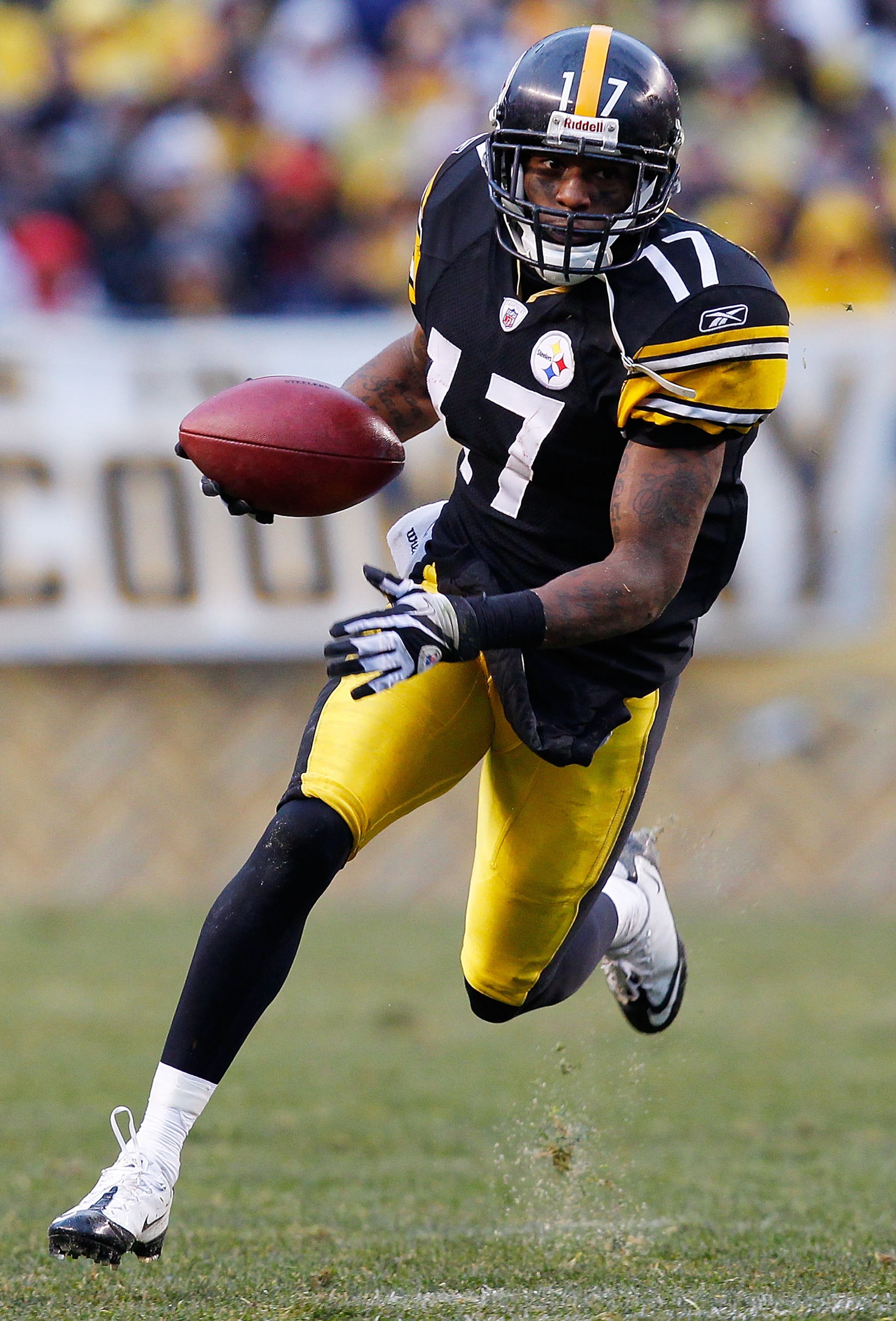 PITTSBURGH - DECEMBER 12:  Mike Wallace #17 of the Pittsburgh Steelers runs with the ball on a trick play during the game against the Cincinnati Bengals on December 12, 2010 at Heinz Field in Pittsburgh, Pennsylvania.  (Photo by Jared Wickerham/Getty Imag