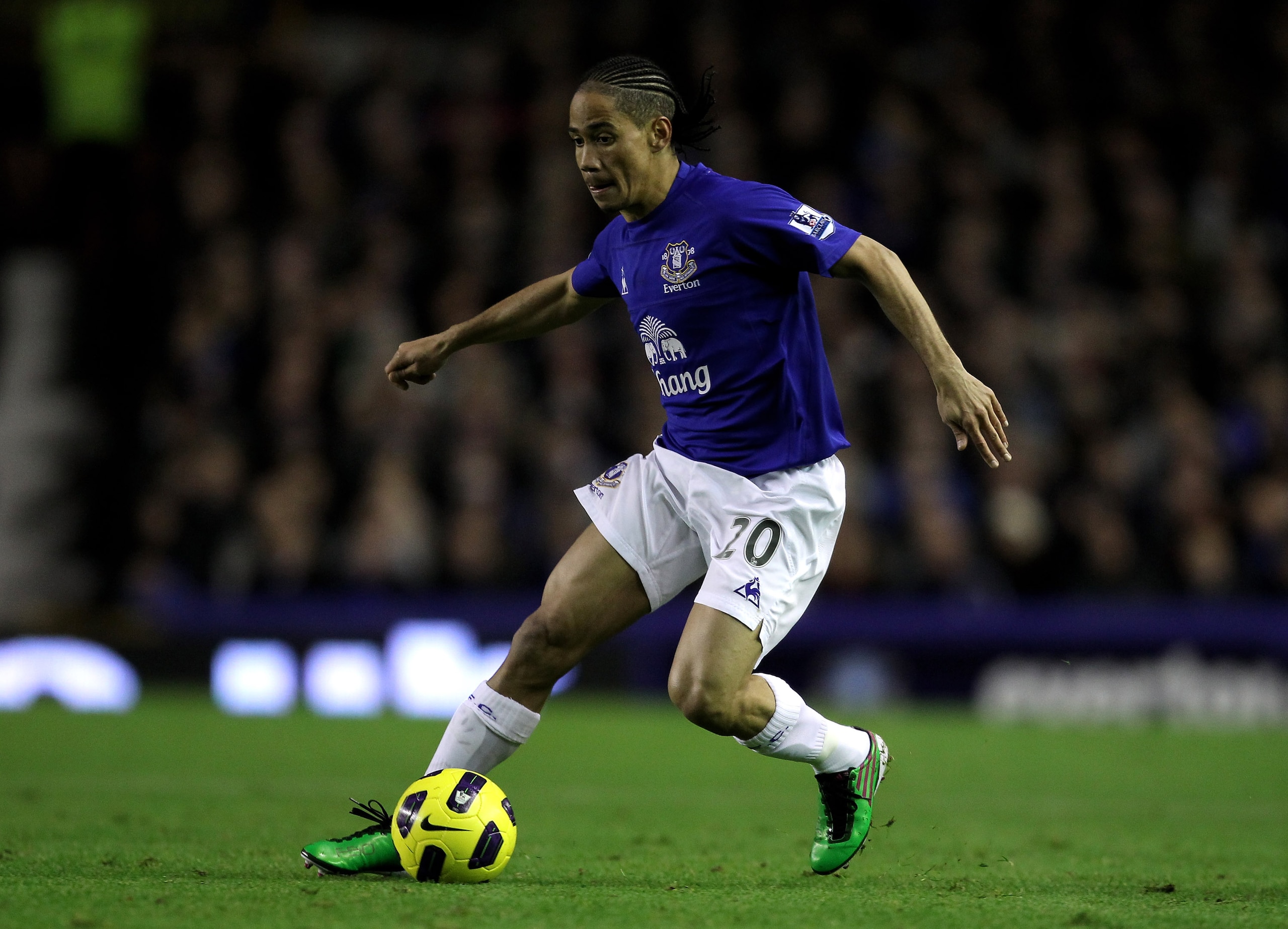 LIVERPOOL, ENGLAND - JANUARY 05:  Steven Pienaar of Everton in action during the Barclays Premier League match between Everton and Tottenham Hotspur at Goodison Park on January 5, 2011 in Liverpool, England. (Photo by Alex Livesey/Getty Images)