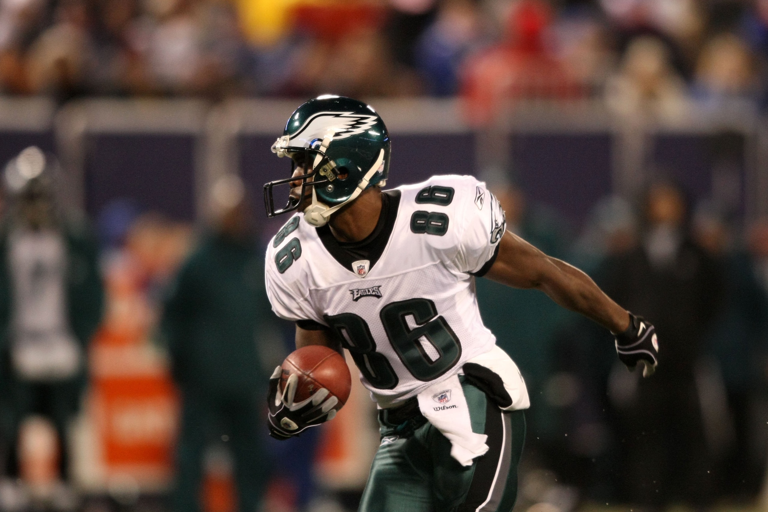 EAST RUTHERFORD, NJ - DECEMBER 13:  Reggie Brown #86 of the Philadelphia Eagles runs the ball against the New York Giants at Giants Stadium on December 13, 2009 in East Rutherford, New Jersey.  (Photo by Nick Laham/Getty Images)
