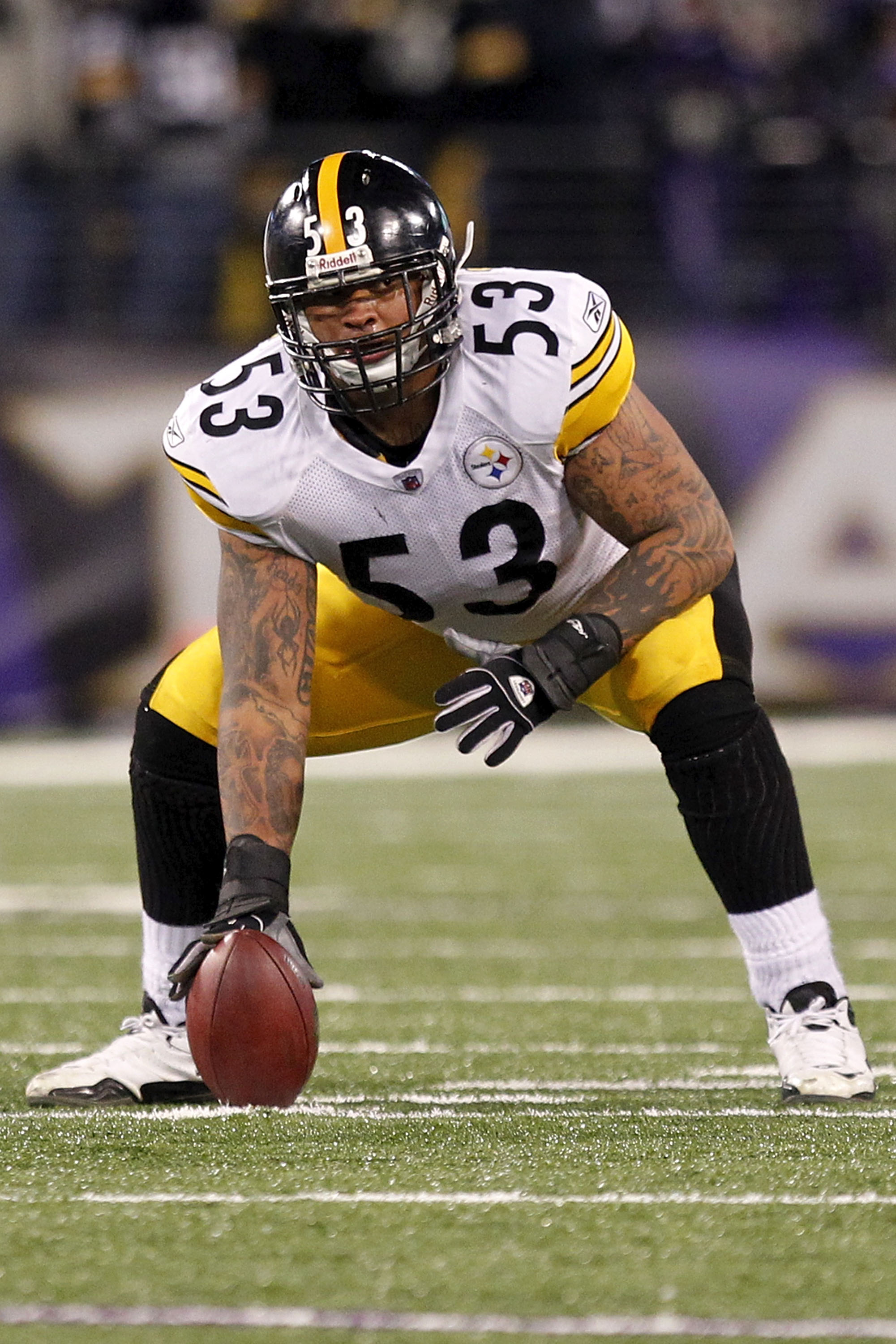 BALTIMORE, MD - DECEMBER 05:  Maurkice Pouncey #53 of the Pittsburgh Steelers lines up against the Baltimore Ravens at M&T Bank Stadium on December 5, 2010 in Baltimore, Maryland.  (Photo by Geoff Burke/Getty Images)
