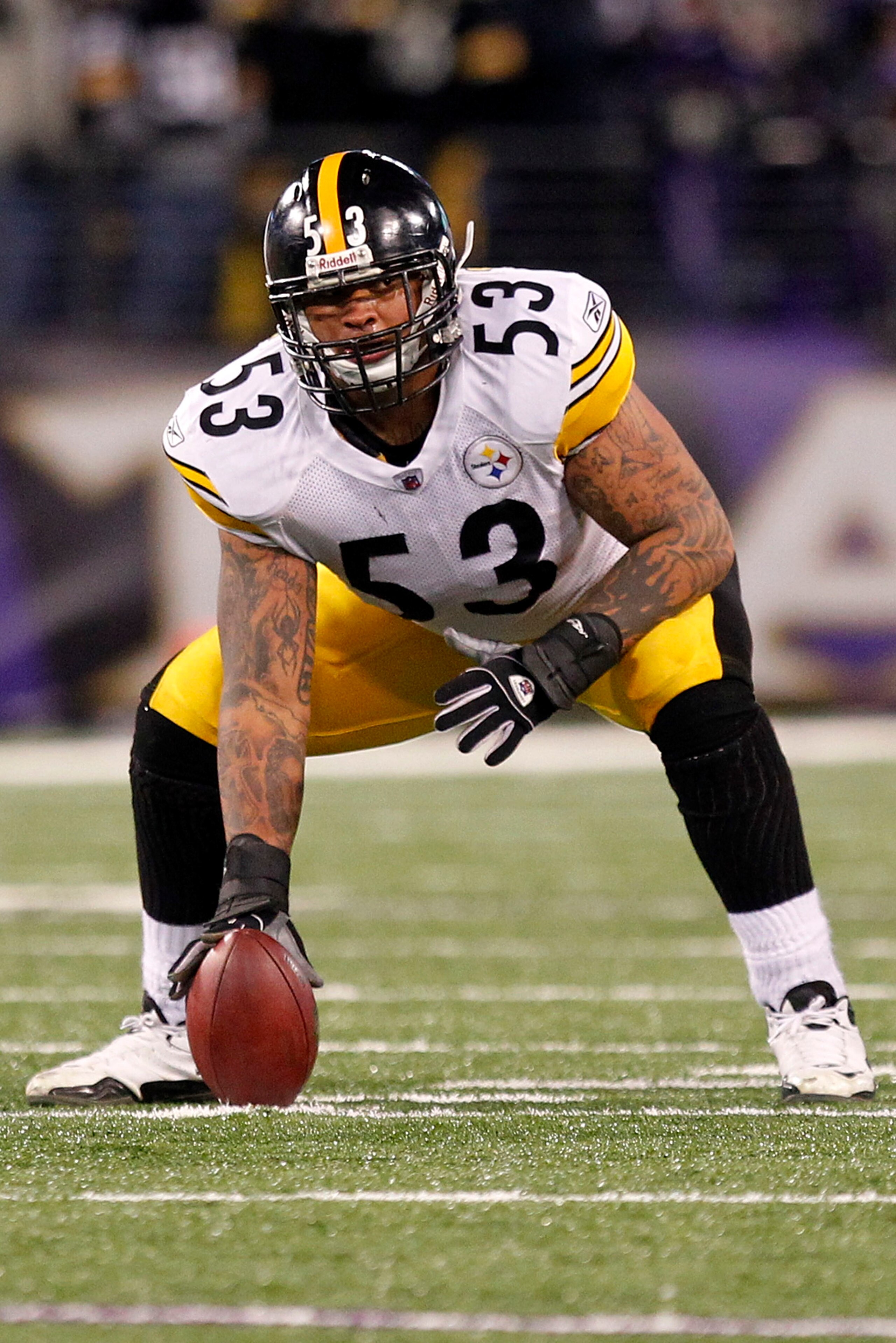 BALTIMORE, MD - DECEMBER 05:  Maurkice Pouncey #53 of the Pittsburgh Steelers lines up against the Baltimore Ravens at M&T Bank Stadium on December 5, 2010 in Baltimore, Maryland.  (Photo by Geoff Burke/Getty Images)