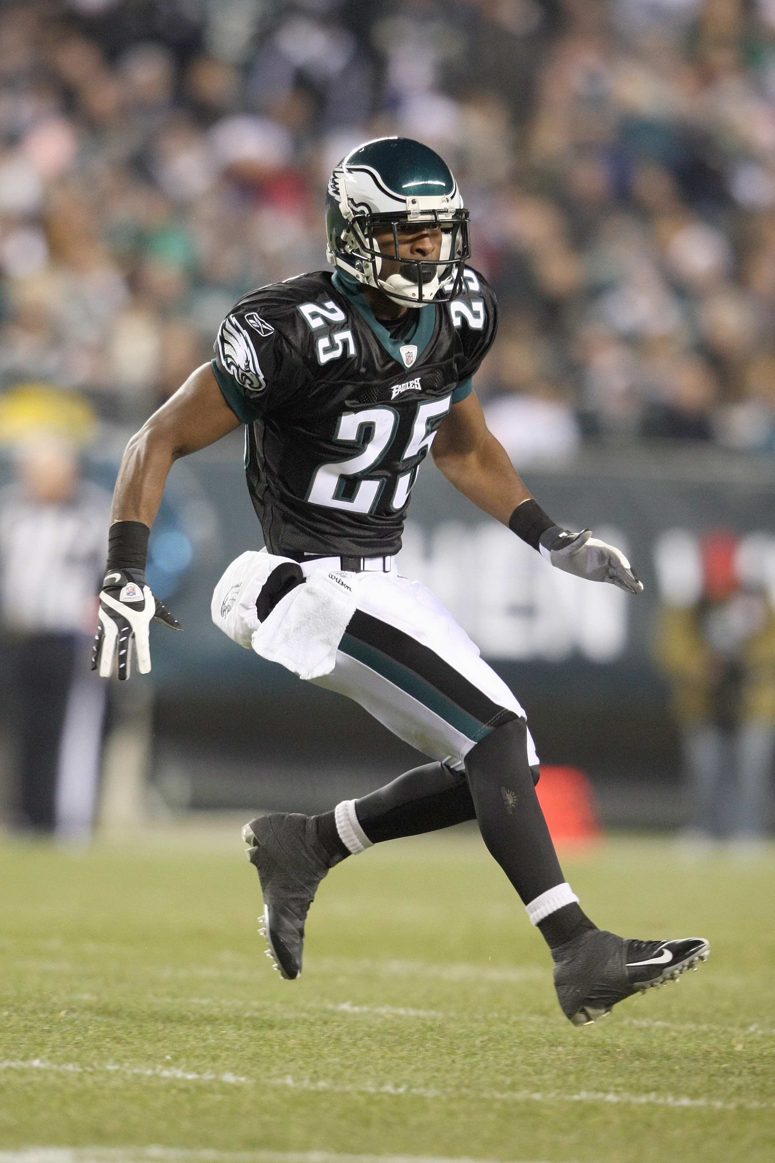 PHILADELPHIA - NOVEMBER 27:  Lorenzo Booker #25 of the Philadelphia Eagles runs on the field during the game against the Arizona Cardinals at Lincoln Financial Field on November 27, 2008 in Philadelphia, Pennsylvania. (Photo by: Nick Laham/Getty Images)