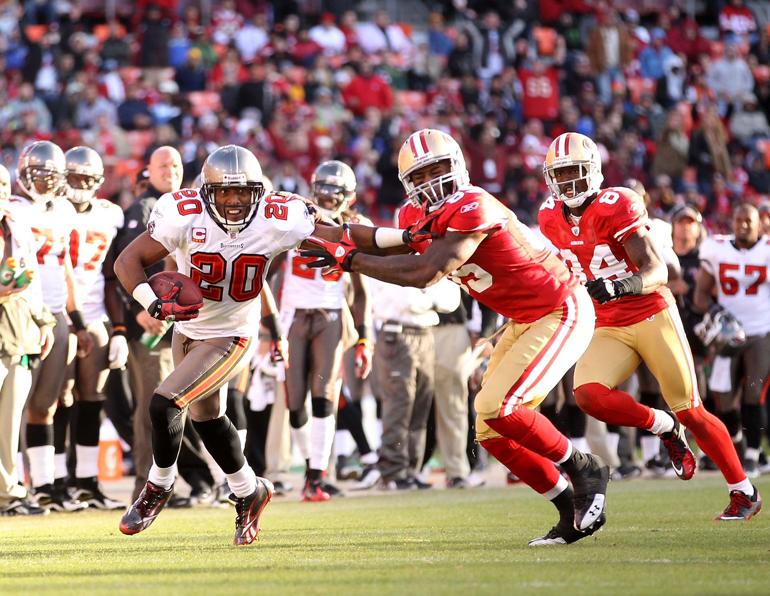 SAN FRANCISCO - NOVEMBER 21:  Ronde Barber #20 of the Tampa Bay Buccaneers returns a interception while Vernon Davis #85 of the San Francisco 49ers tries to tackled him at Candlestick Park on November 21, 2010 in San Francisco, California.  (Photo by Ezra
