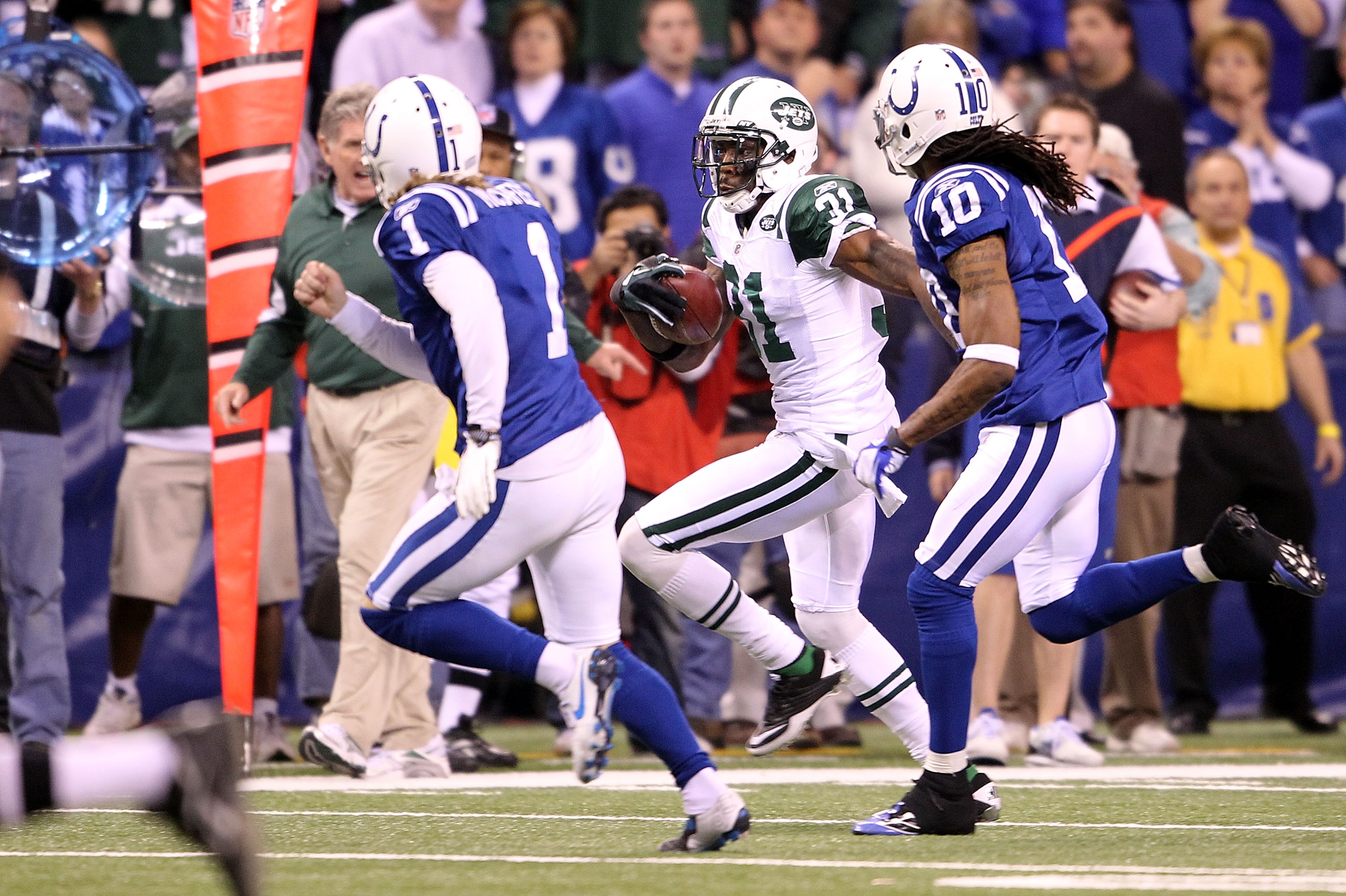 New York Jets Antonio Cromartie leaps to tackle New England