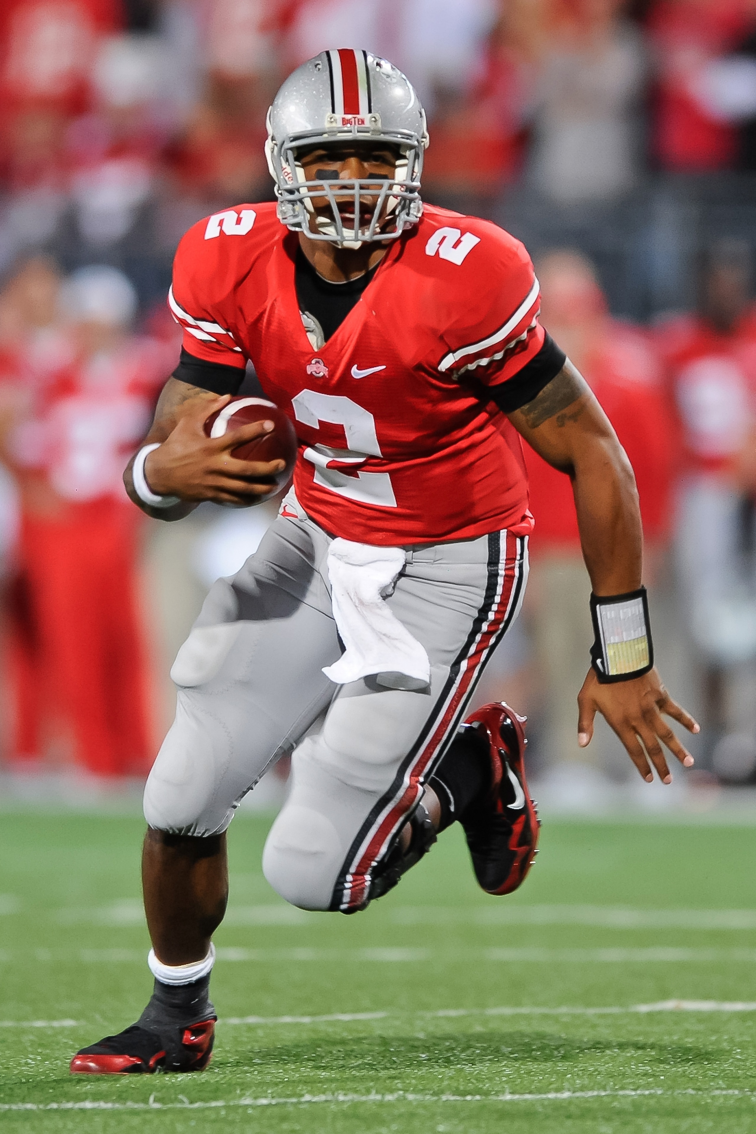 COLUMBUS, OH - NOVEMBER 13:  Quarterback Terrelle Pryor #2 of the Ohio State Buckeyes runs with the ball against the Penn State Nittany Lions at Ohio Stadium on November 13, 2010 in Columbus, Ohio.  (Photo by Jamie Sabau/Getty Images)