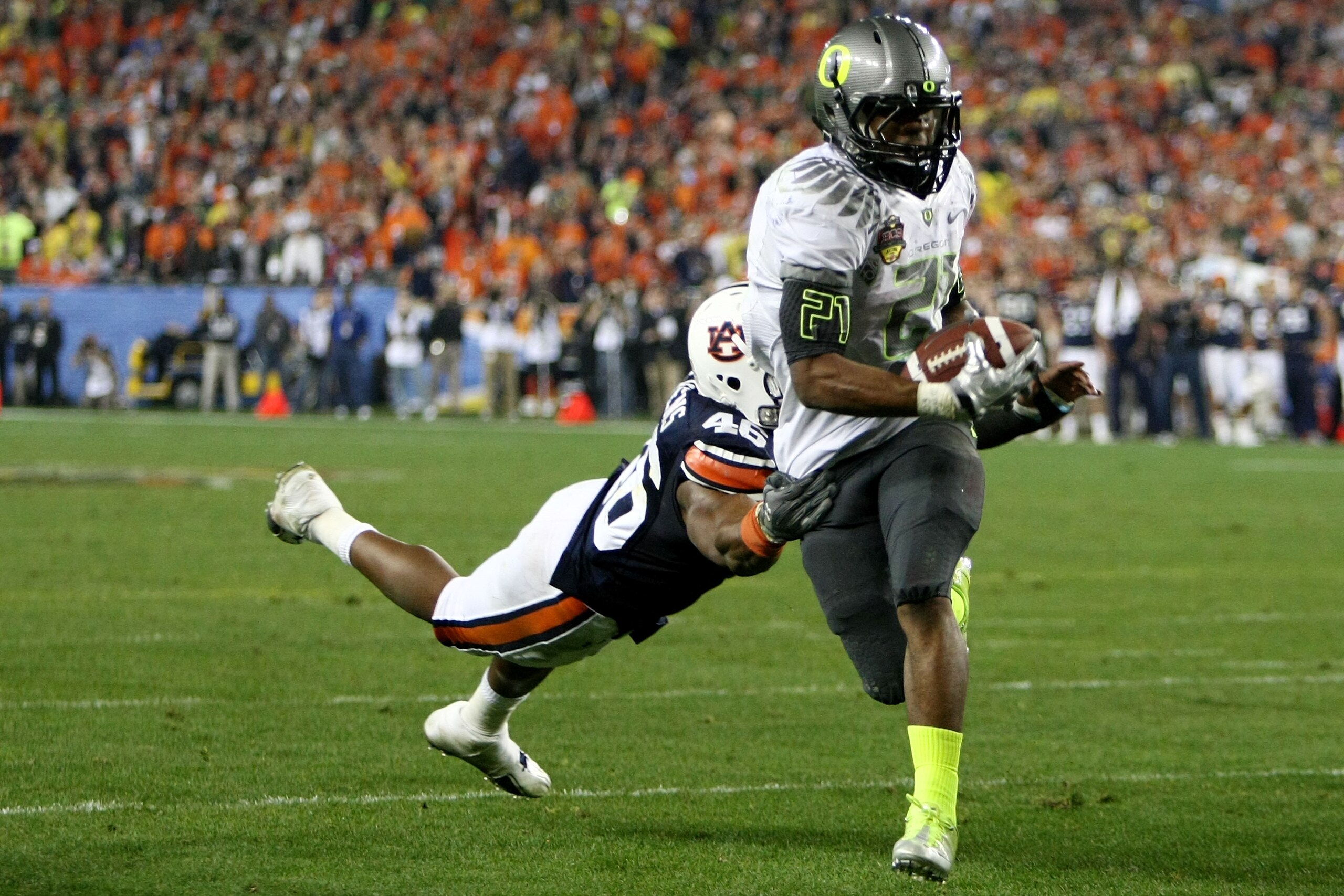 GLENDALE, AZ - JANUARY 10: Running back LaMichael James #21 of the Oregon Ducks scores a touchdown on a two-yard touchdown reception in front of Craig Stevens #46 of the Auburn Tigers in the fourth quarter during the Tostitos BCS National Championship Ga GLENDALE, AZ - JANUARY 10: Running back LaMichael James #21 of the Oregon Ducks scores a touchdown on a two-yard touchdown reception in front of Craig Stevens #46 of the Auburn Tigers in the fourth quarter during the Tostitos BCS National Championship Ga