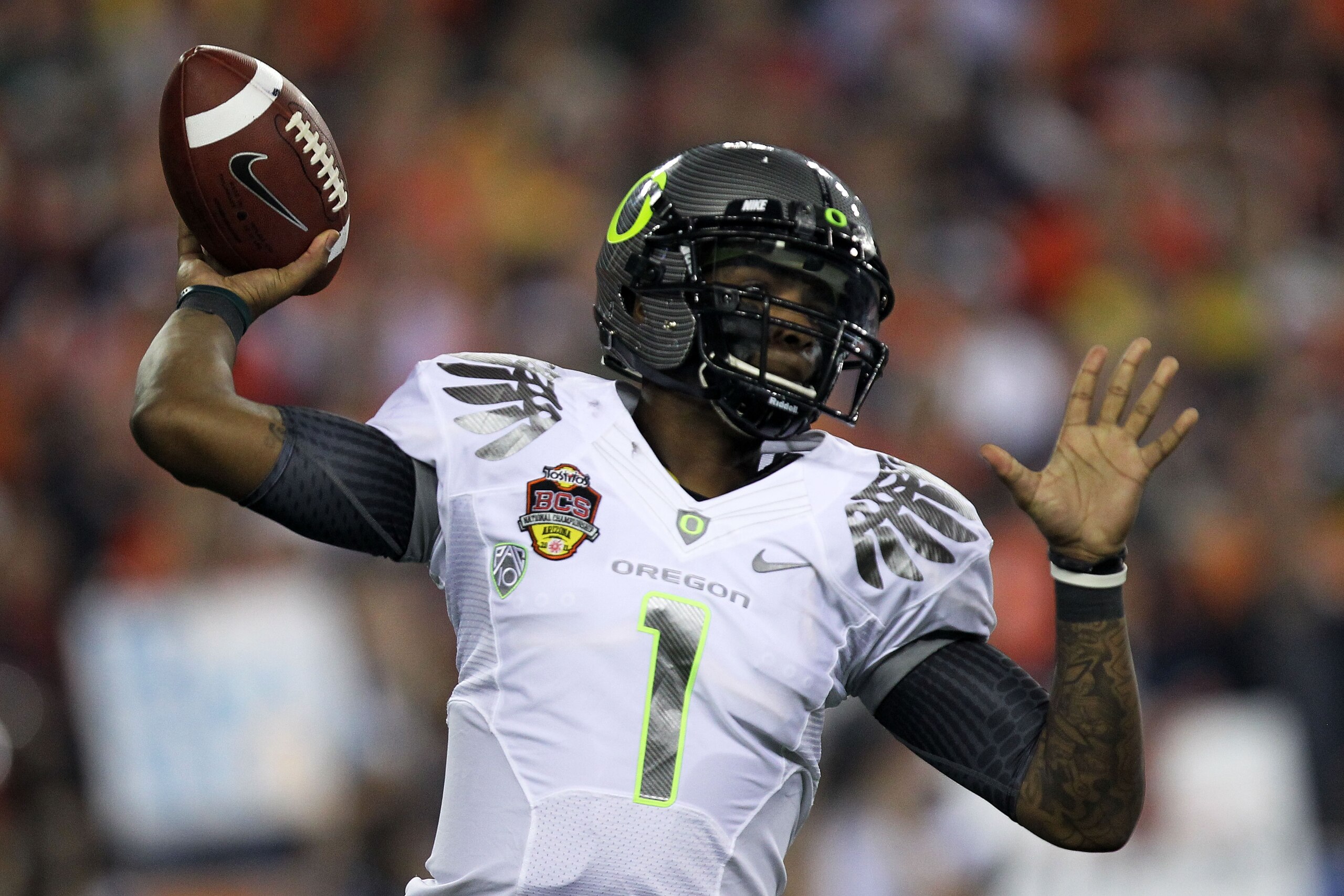 GLENDALE, AZ - JANUARY 10:  Quarterback Darron Thomas #1 of the Oregon Ducks throws the ball in the first quarter against the Auburn Tigers during the Tostitos BCS National Championship Game at University of Phoenix Stadium on January 10, 2011 in Glendale