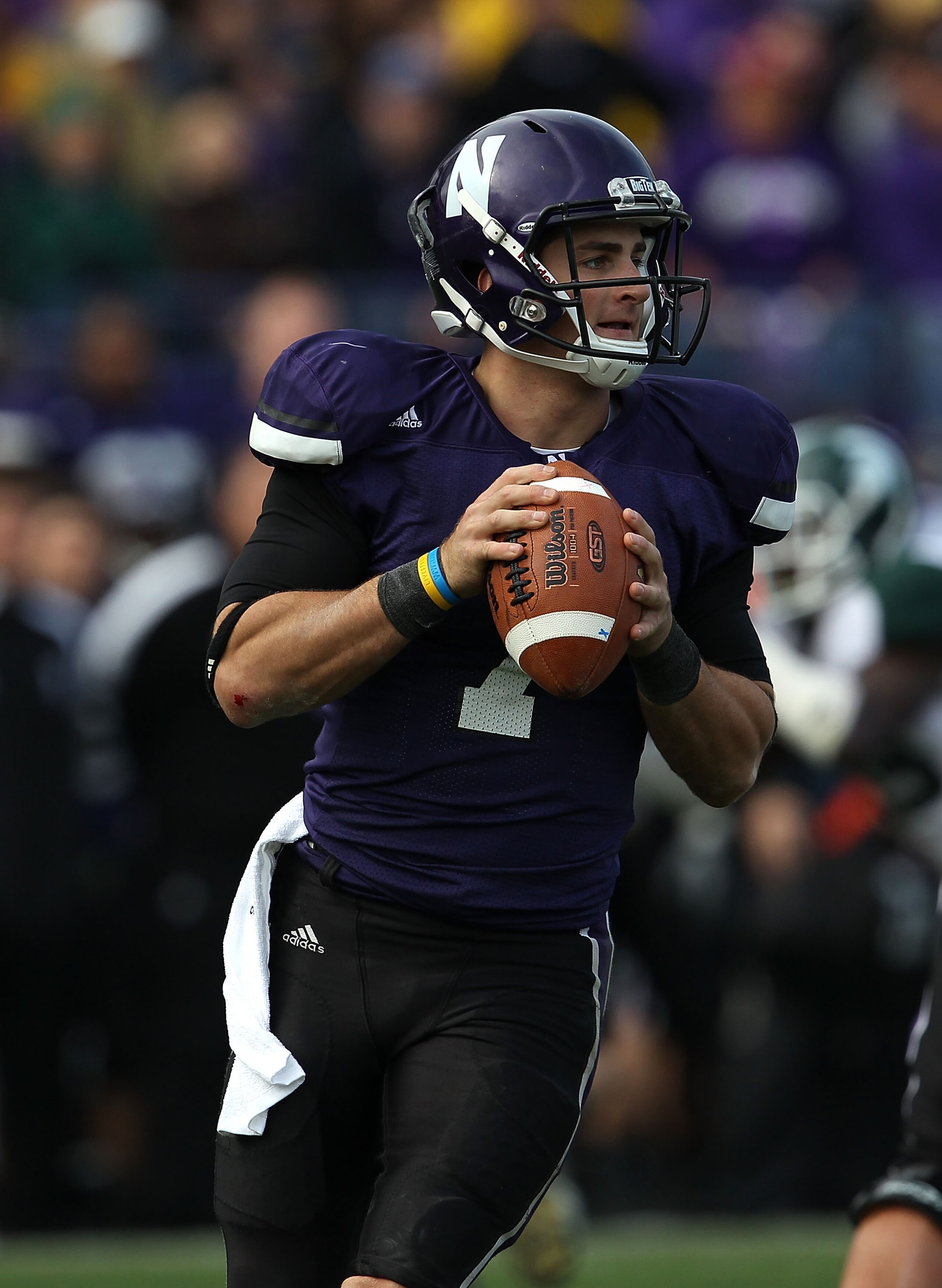EVANSTON, IL - OCTOBER 23: Dan Persa #7 of the Northwestern Wildcats looks for a receiver against the Michigan State Spartans at Ryan Field on October 23, 2010 in Evanston, Illinois. Michigan State defeated Northwestern 35-27. (Photo by Jonathan Daniel/Ge