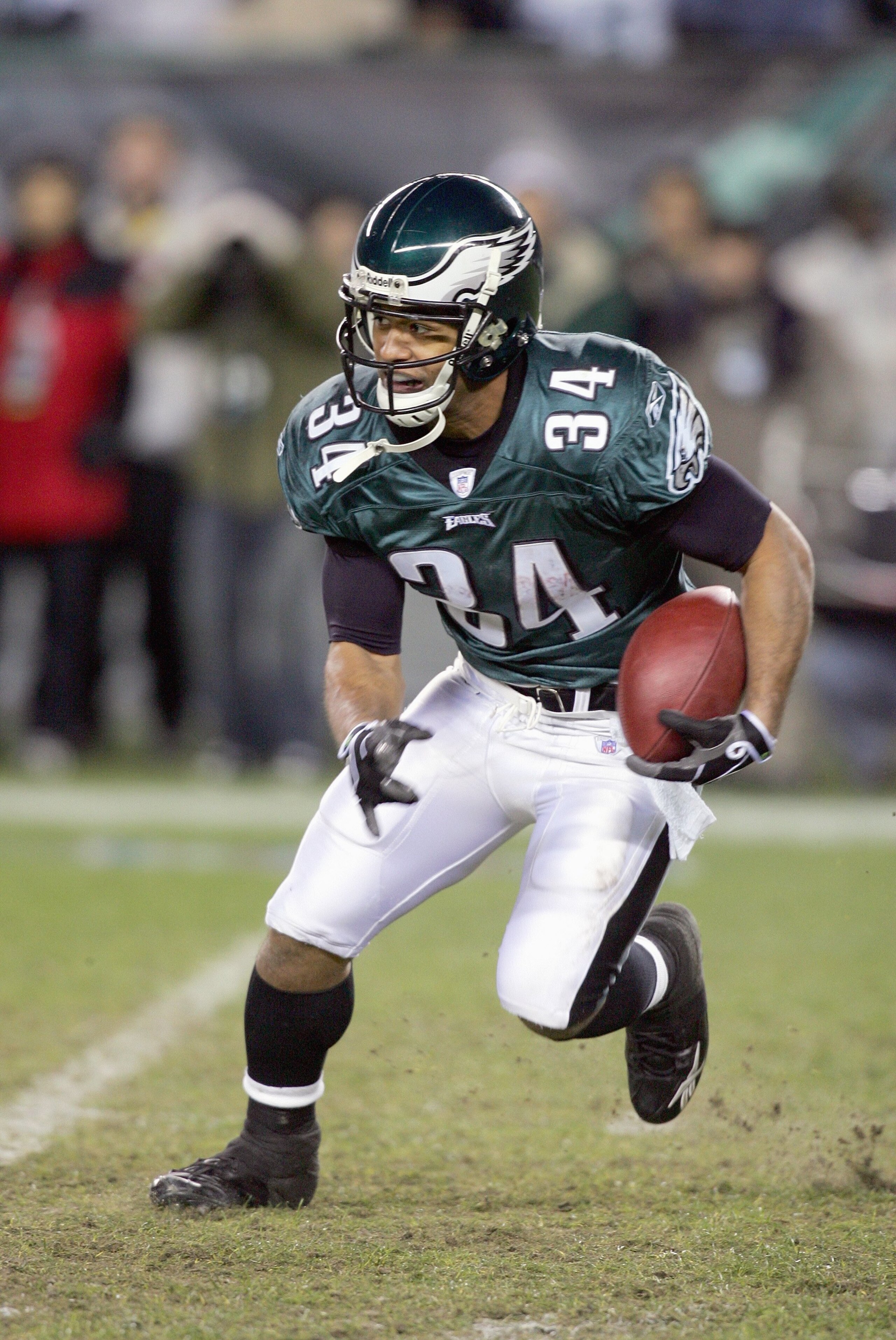 PHILADELPHIA - DECEMBER 4: Reno Mahe #34 of the Philadelphia Eagles carries the ball during the game against the Carolina Panthers at Lincoln Financial Field on December 4, 2006 in Philadelphia, Pennsylvania. (Photo by Jim McIsaac/Getty Images)