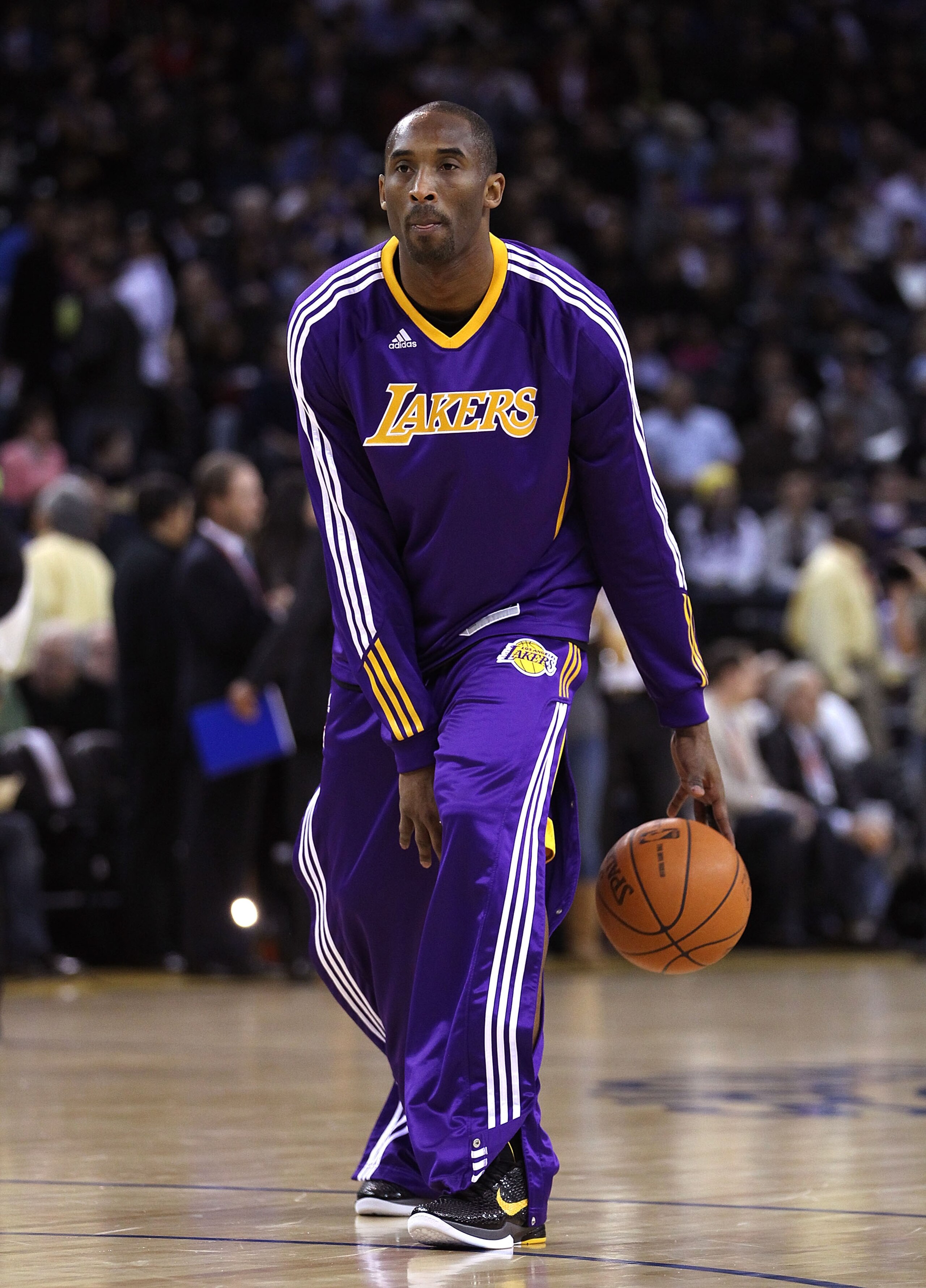 OAKLAND, CA - JANUARY 12: Kobe Bryant #24 of the Los Angeles Lakers warms up before their game against the Golden State Warriors at Oracle Arena on January 12, 2011 in Oakland, California. NOTE TO USER: User expressly acknowledges and agrees that, by down