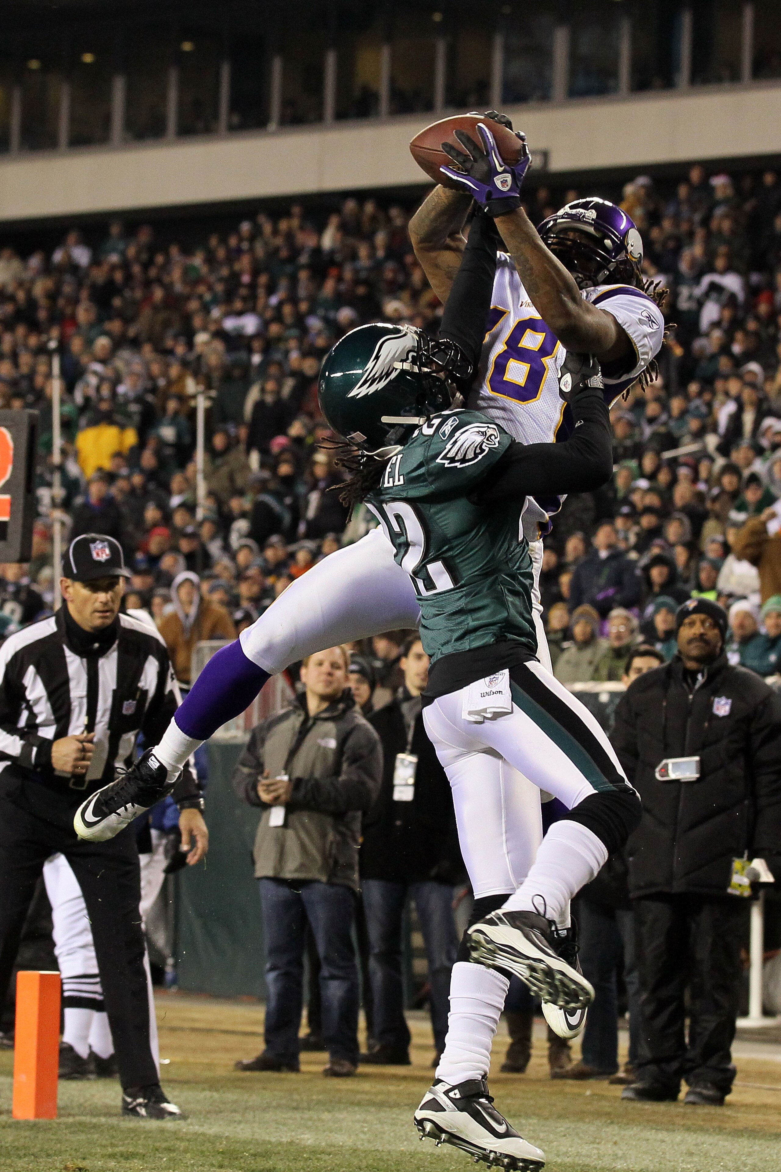 PHILADELPHIA, PA - DECEMBER 28:  Sidney Rice #18 of the Minnesota Vikings in action against Asante Samuel #22 of the Philadelphia Eagles at Lincoln Financial Field on December 28, 2010 in Philadelphia, Pennsylvania.  (Photo by Jim McIsaac/Getty Images)