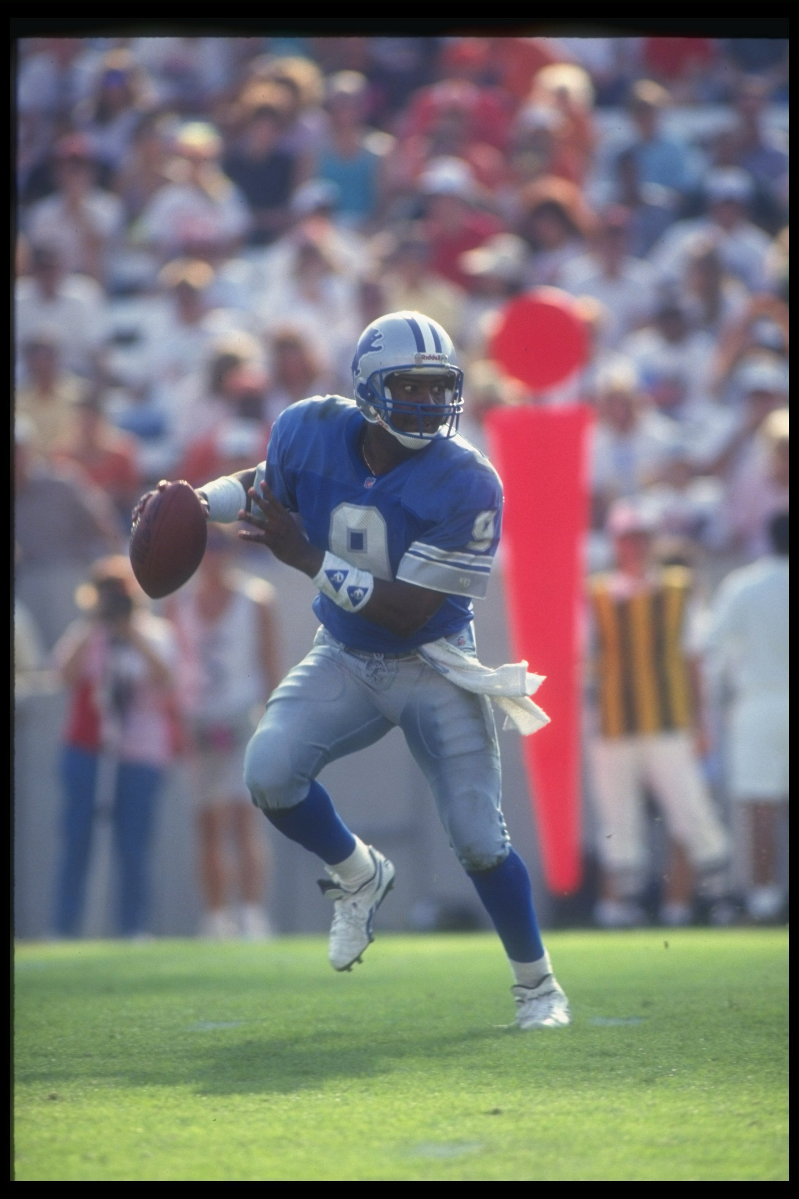25 Oct 1992: Quarterback Rodney Peete of the Detroit Lions looks to pass the ball during a game against the Tampa Bay Buccaneers at Tampa Stadium in Tampa, Florida. The Lions won the game, 38-7. 25 Oct 1992: Quarterback Rodney Peete of the Detroit Lions looks to pass the ball during a game against the Tampa Bay Buccaneers at Tampa Stadium in Tampa, Florida. The Lions won the game, 38-7.