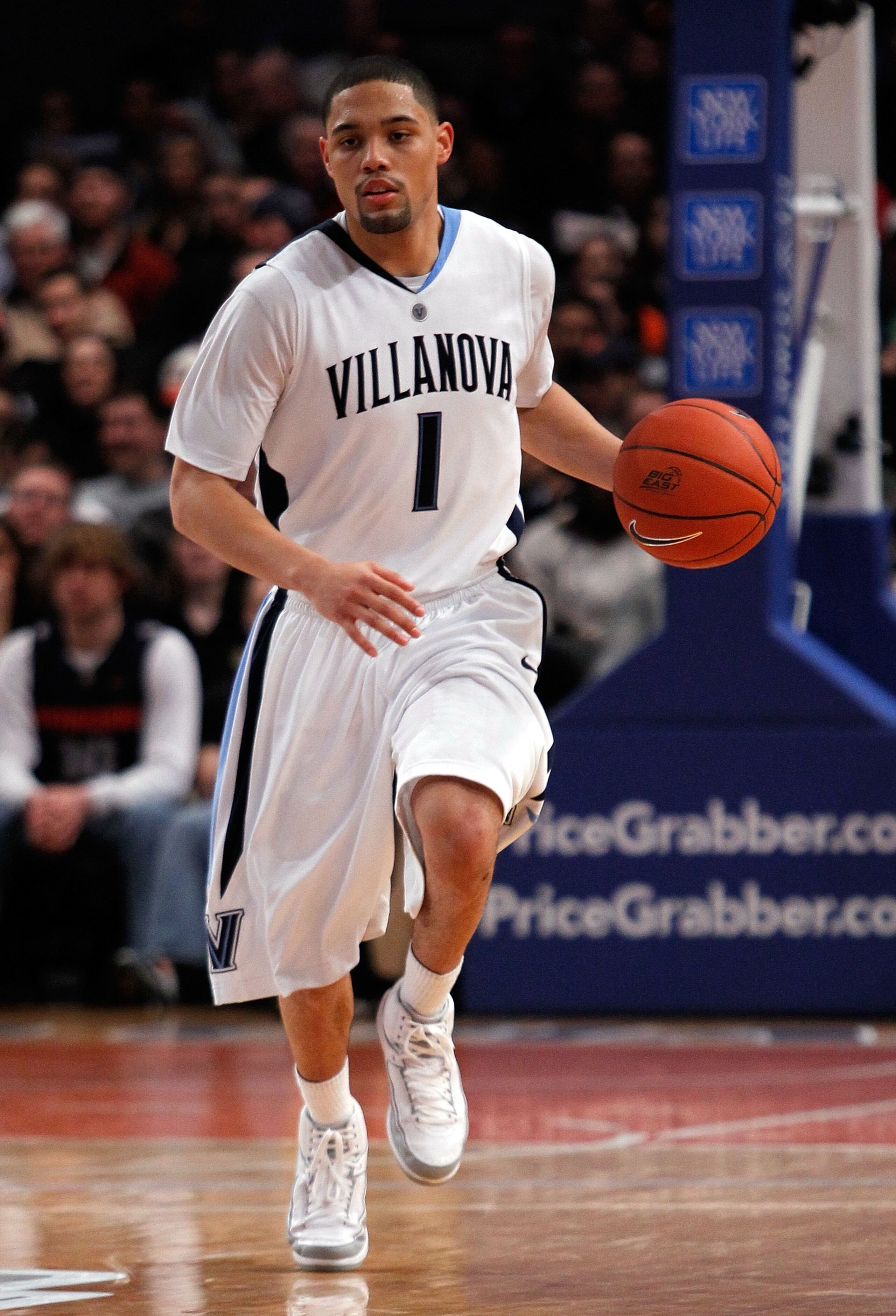 NEW YORK - MARCH 11:  Scottie Reynolds #1 of the Villanova Wildcats hanldes the ball against the Marquette Golden Eagles during the quarterfinal of the 2010 NCAA Big East Tournament at Madison Square Garden on March 11, 2010 in New York City.  (Photo by M