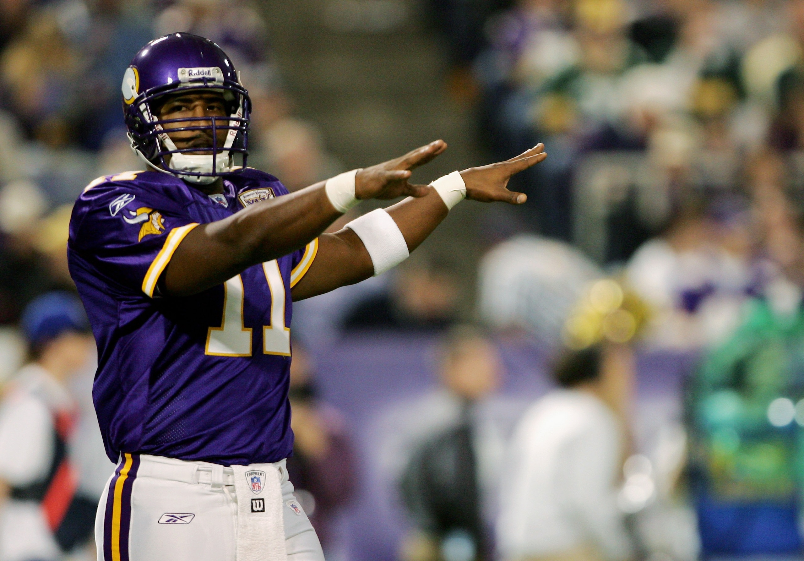MINNEAPOLIS - OCTOBER 23: Quarterback Daunte Culpepper #11 the Minnesota Vikings directs the offense against the Green Bay Packers at the Metrodome October 23, 2005 in Minneapolis, Minnesota. (Photo by Doug Pensinger/Getty Images) MINNEAPOLIS - OCTOBER 23: Quarterback Daunte Culpepper #11 the Minnesota Vikings directs the offense against the Green Bay Packers at the Metrodome October 23, 2005 in Minneapolis, Minnesota. (Photo by Doug Pensinger/Getty Images)